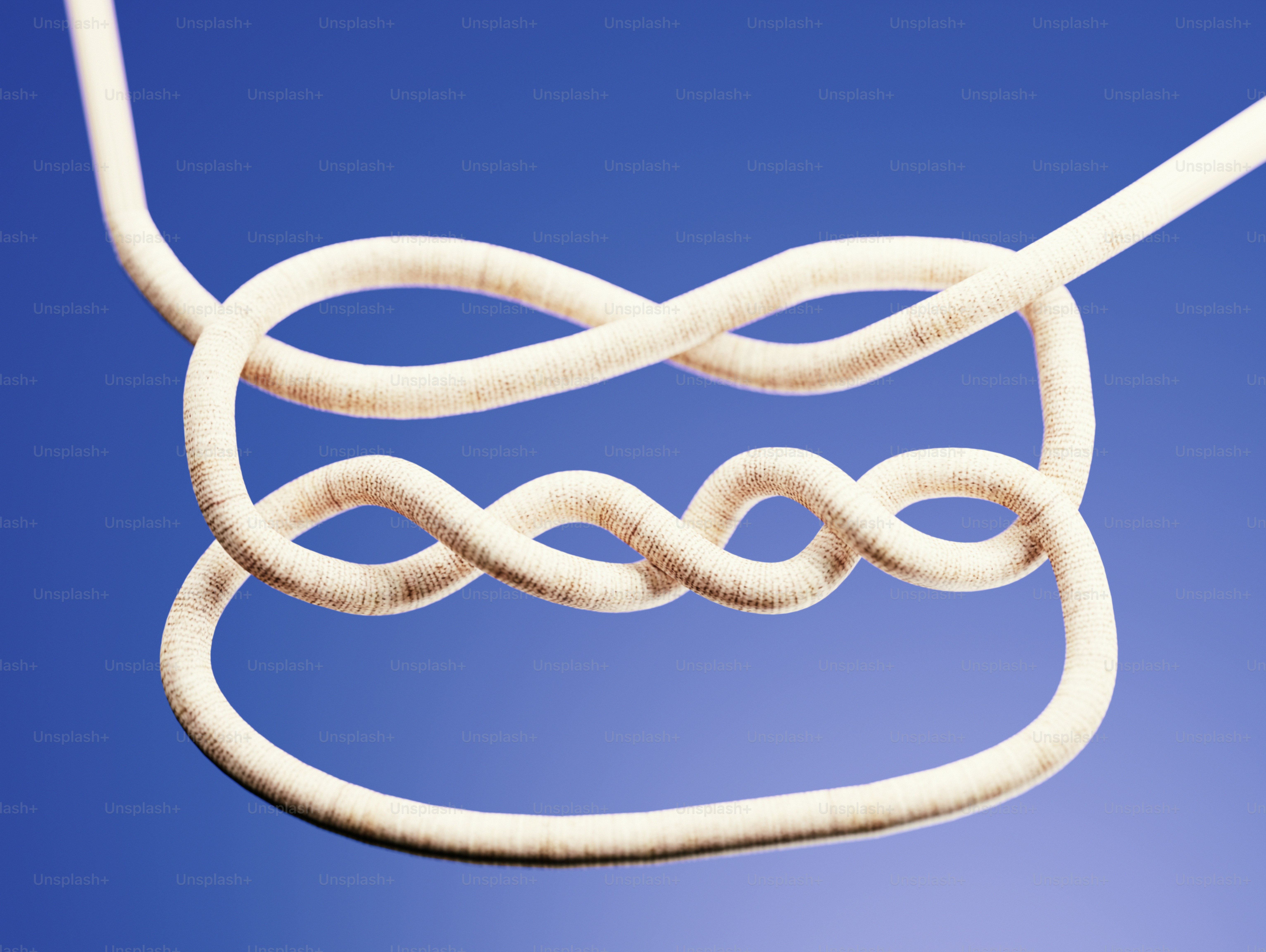 매듭으로 묶인 흰색 밧줄의 클로즈업.