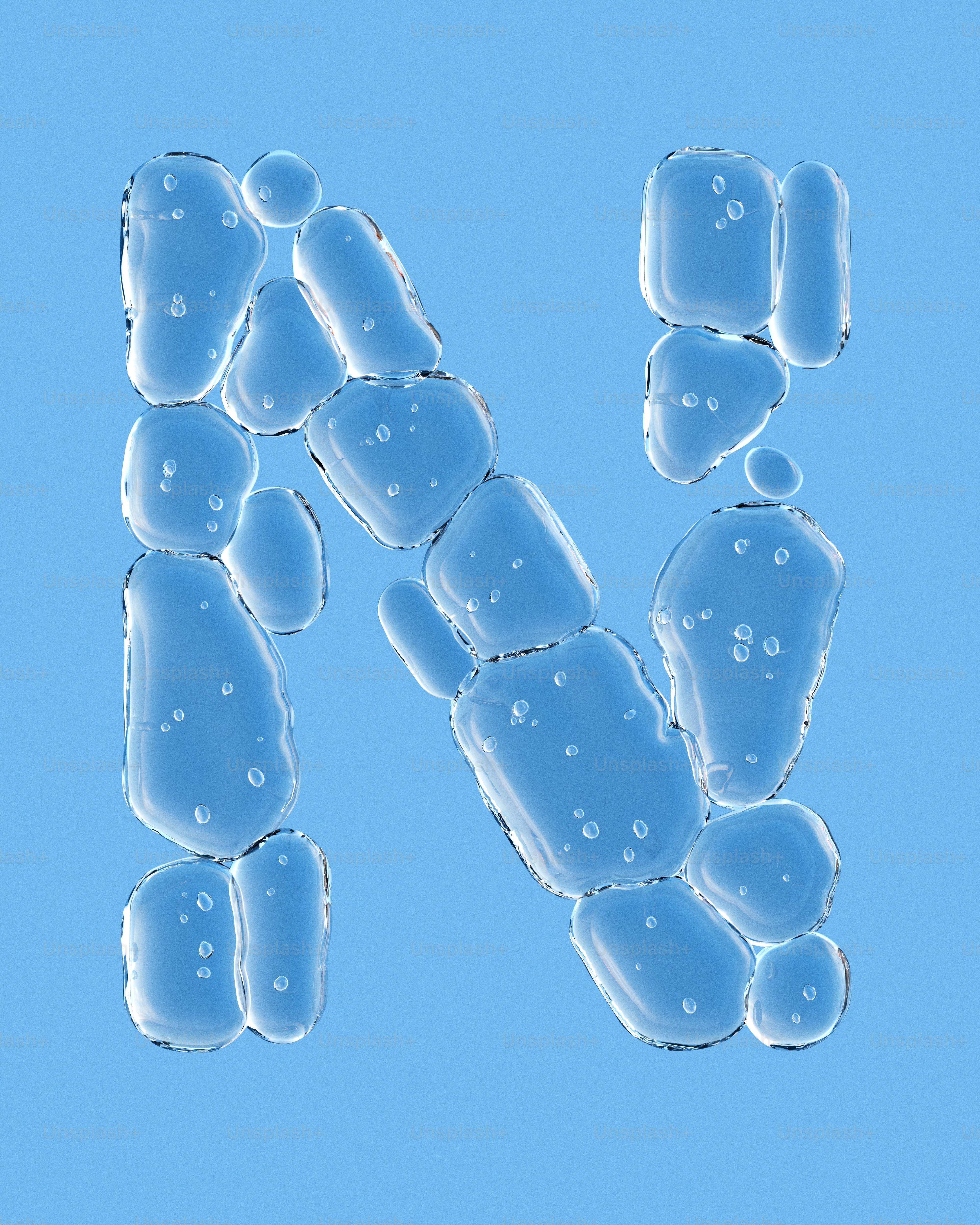 Letra n hecha de cubitos de hielo sobre fondo azul