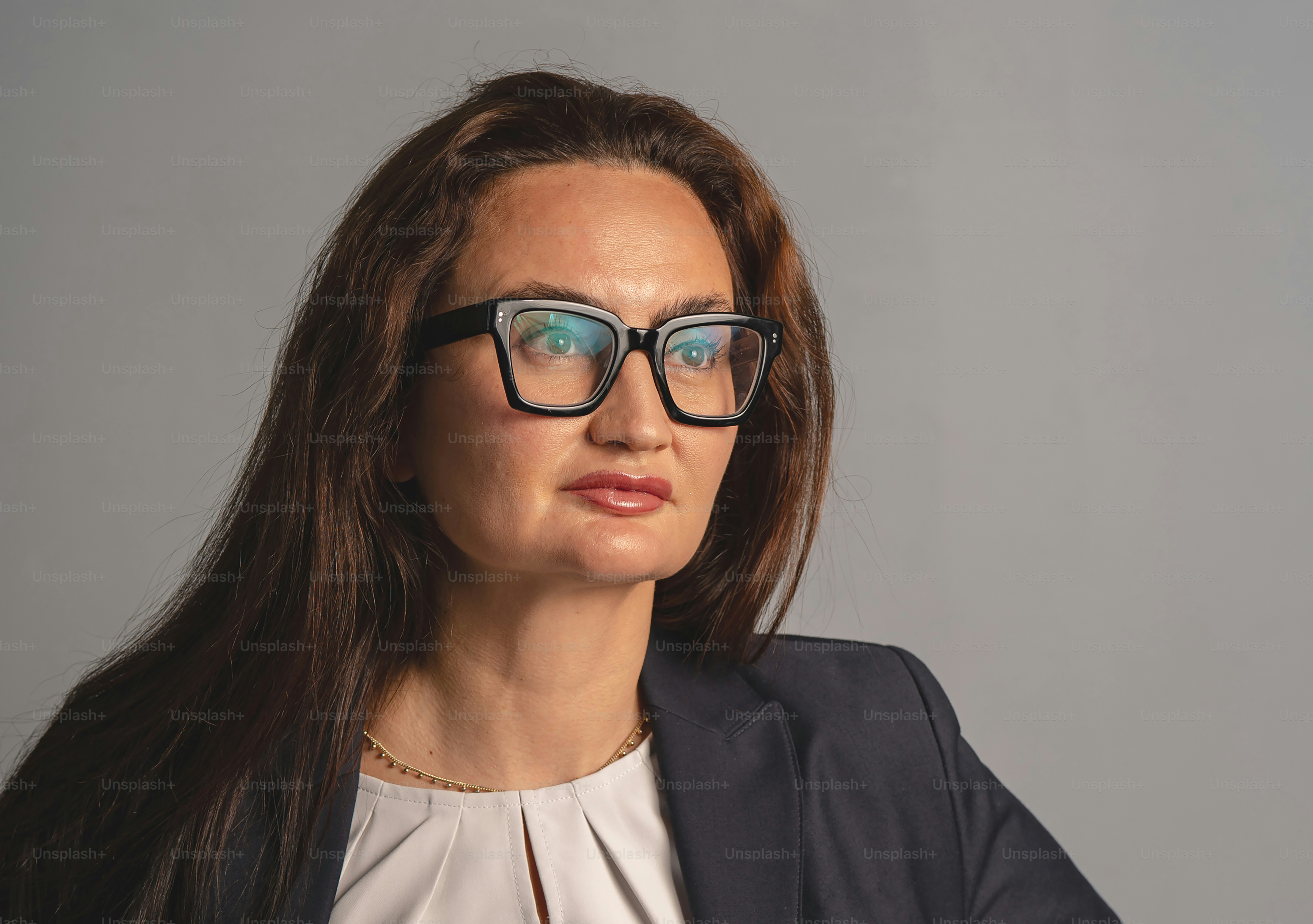 Mulher usando óculos e um blazer