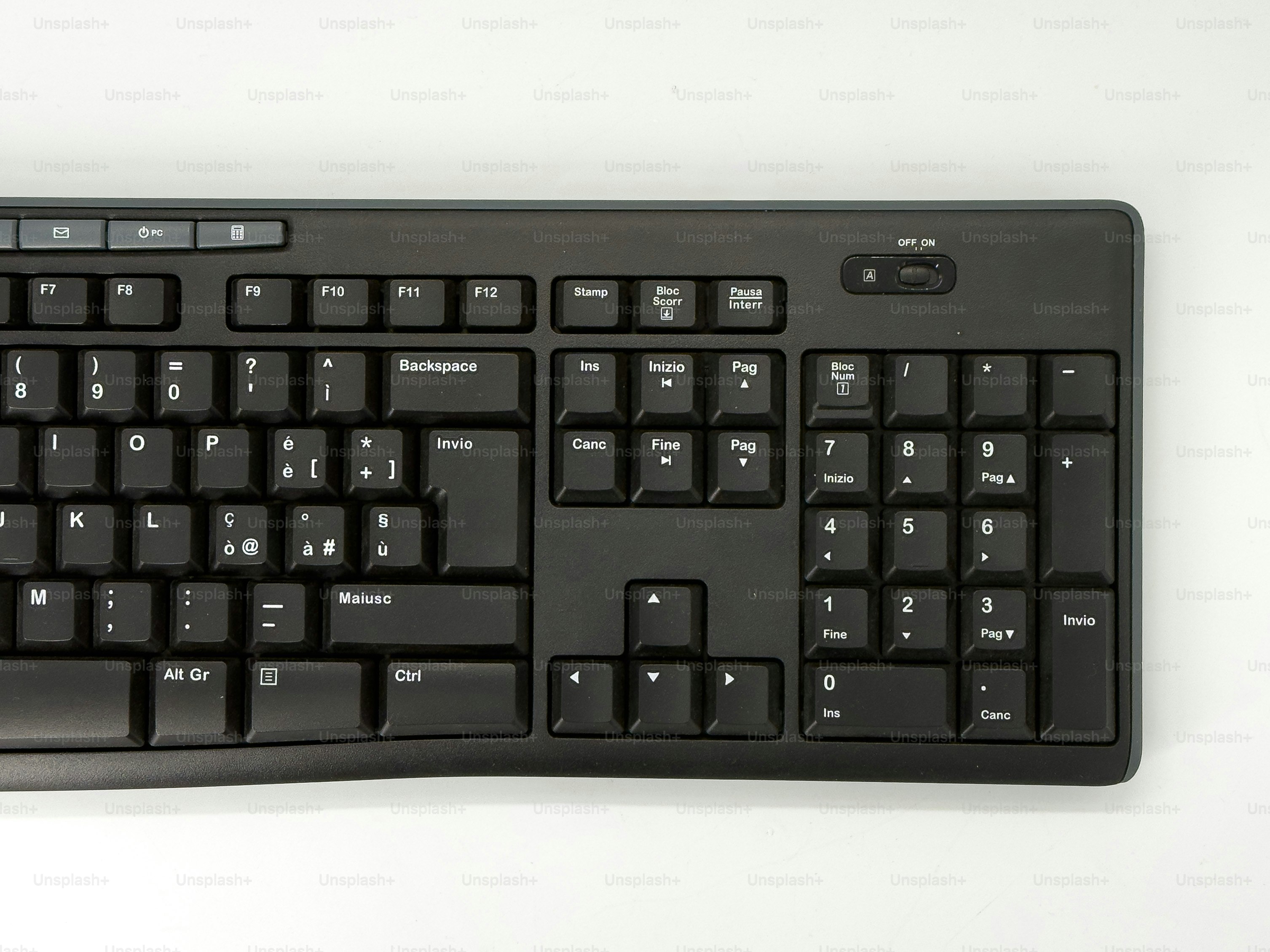 Teclado de computador preto em um fundo branco