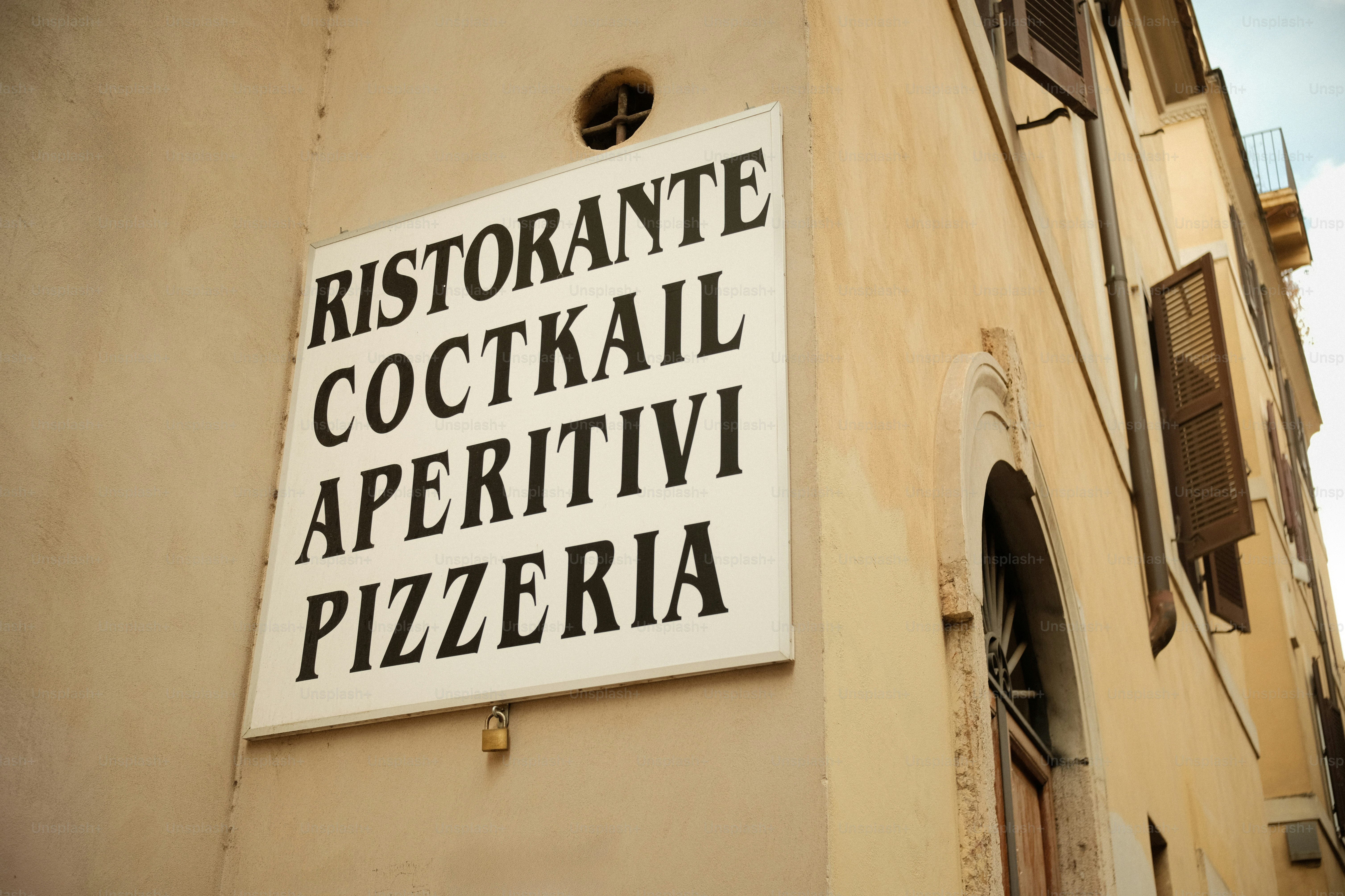 Restaurant, Cocktails, Aperitifs, Pizzeria-Schild