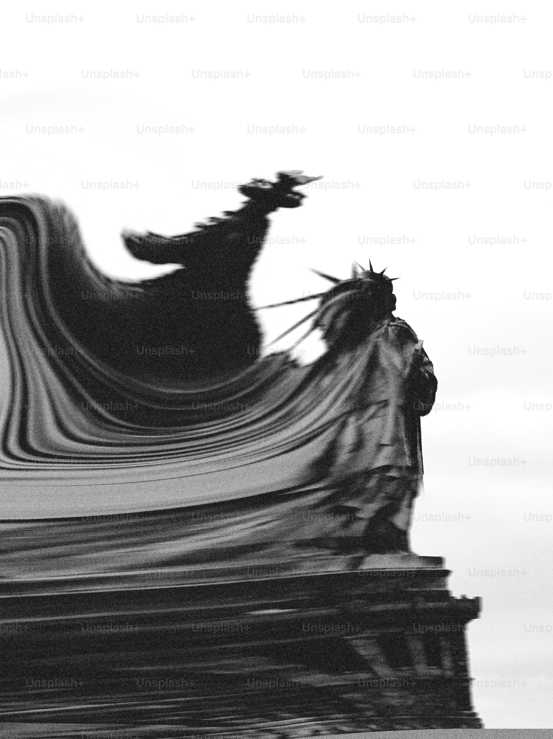 Statua distorta della libertà contro il cielo bianco