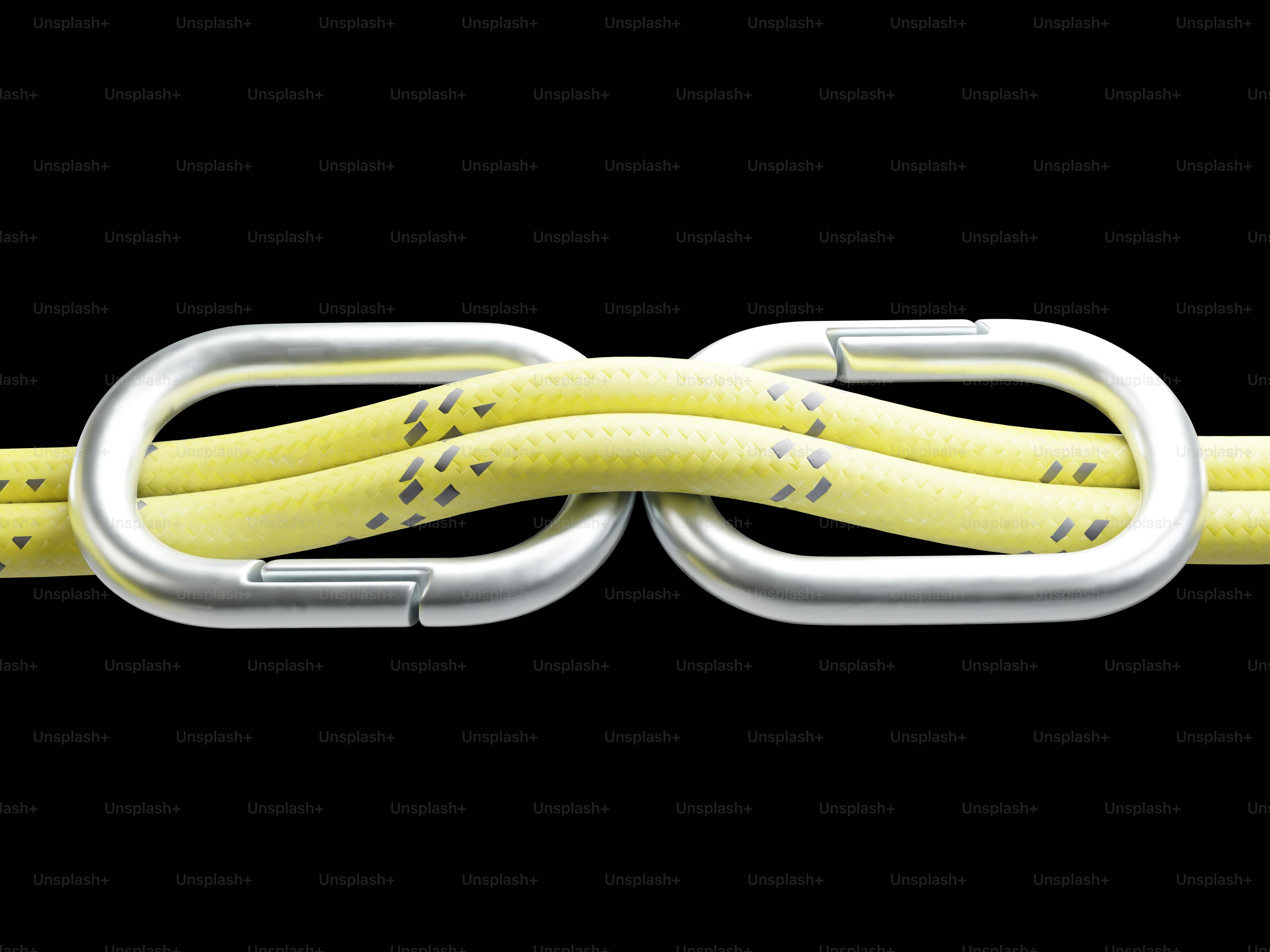Zwei Karabiner, die ein gelbes Seil verbinden