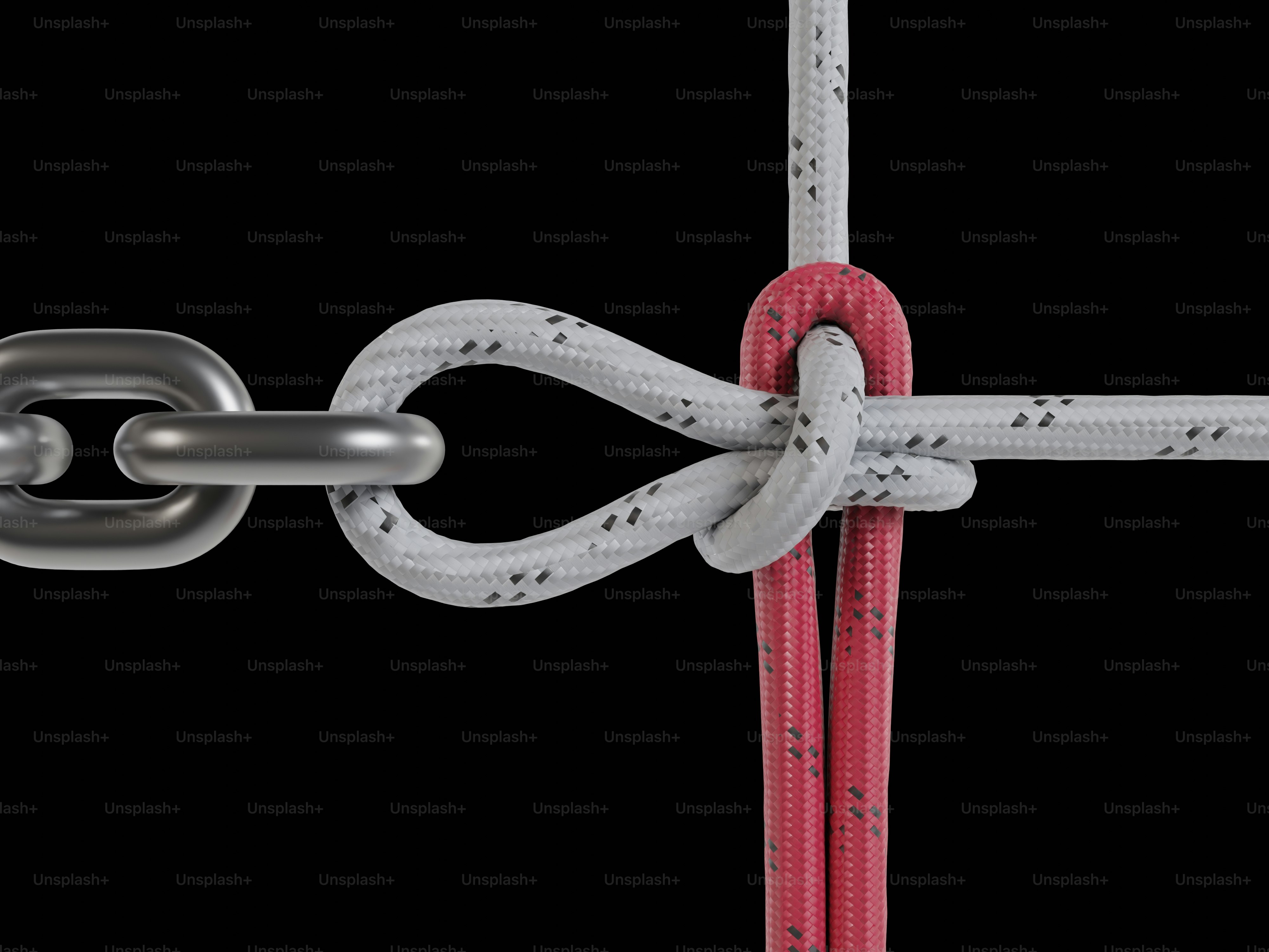 Seil, das mit einer Schlaufe an einer Metallkette befestigt ist.