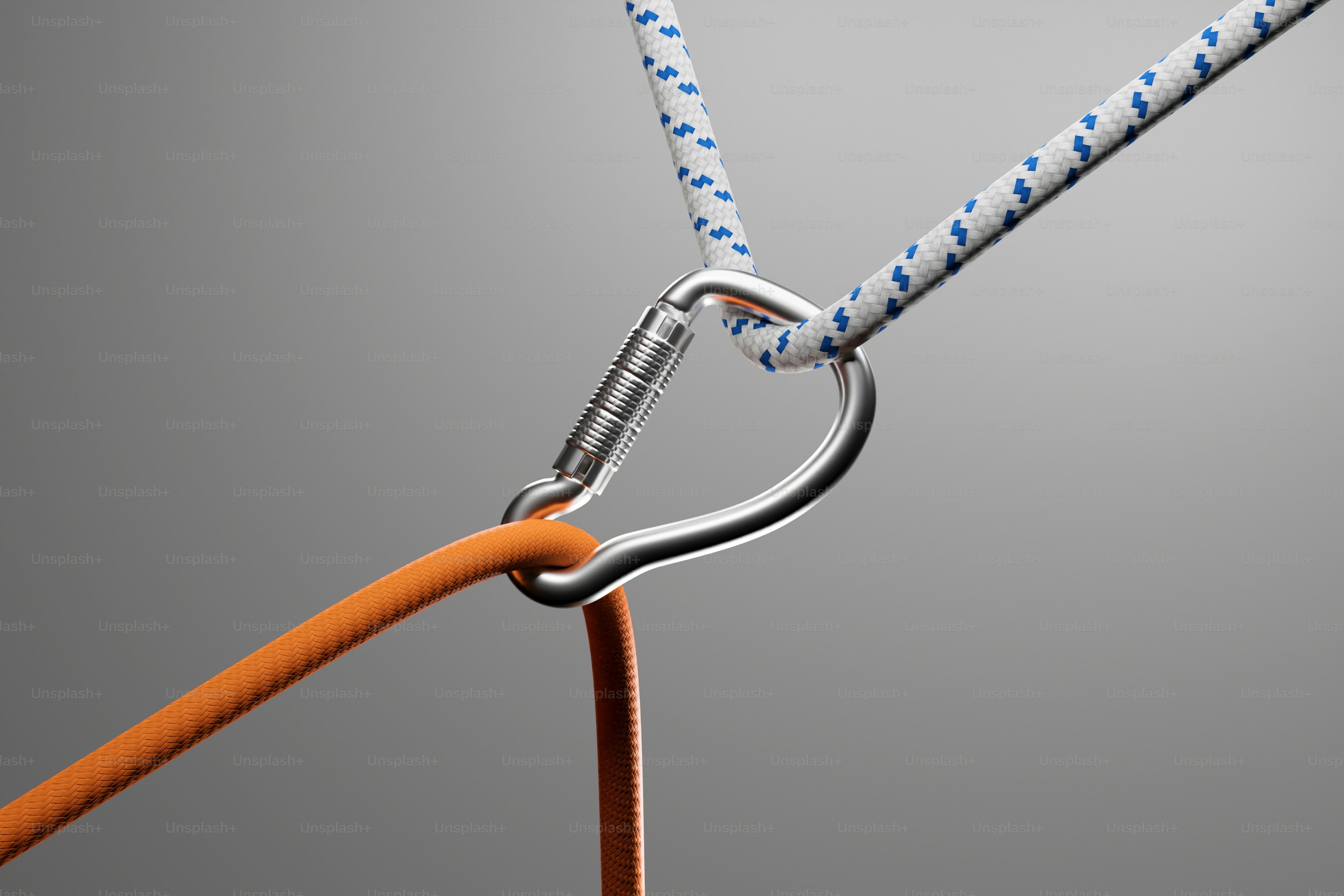 회색 배경에 카라비너로 연결된 로프