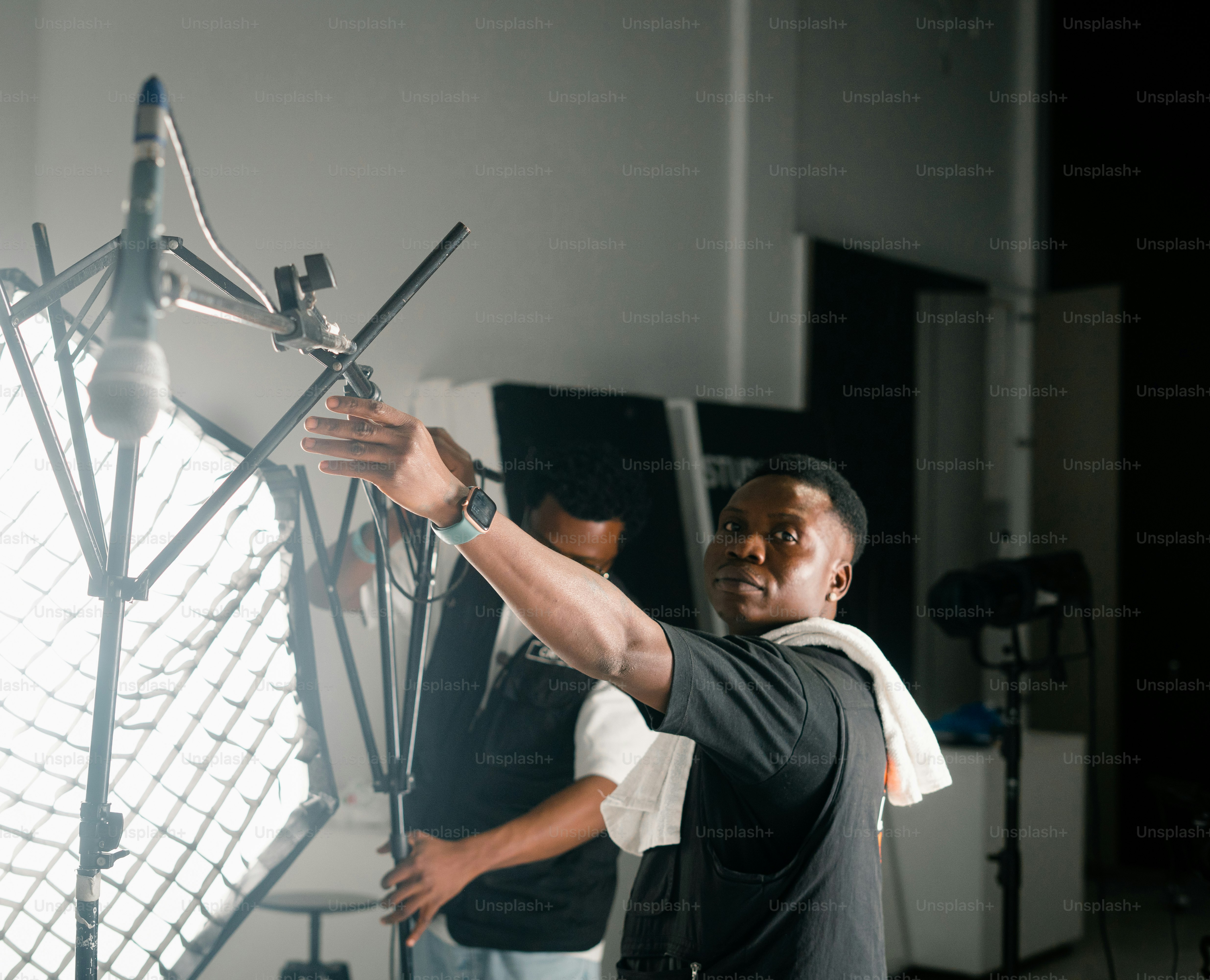 Man directing crew on a film set photo – Studio Image on Unsplash