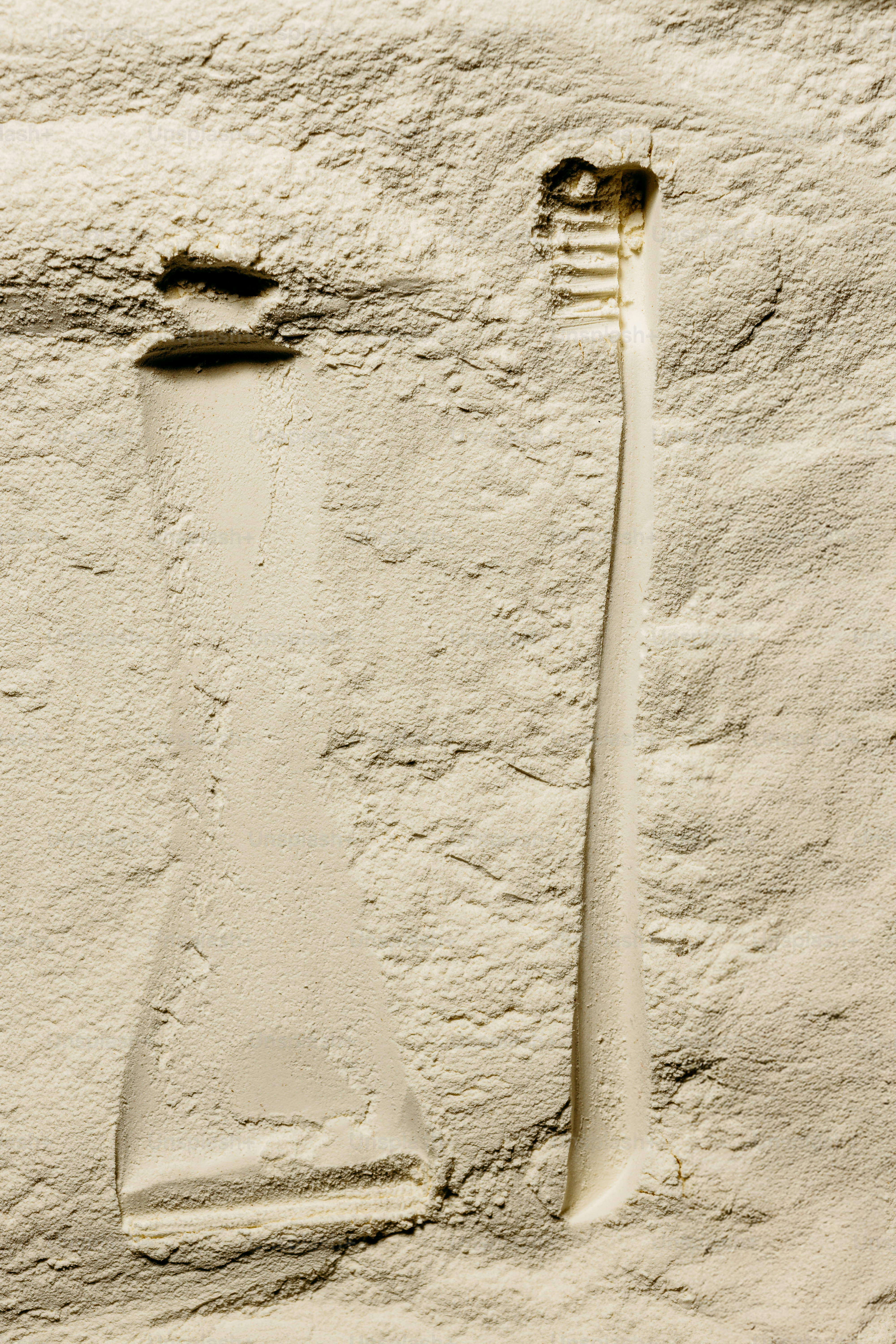 Toothpaste tube and toothbrush in powder photo – Texture Image on Unsplash