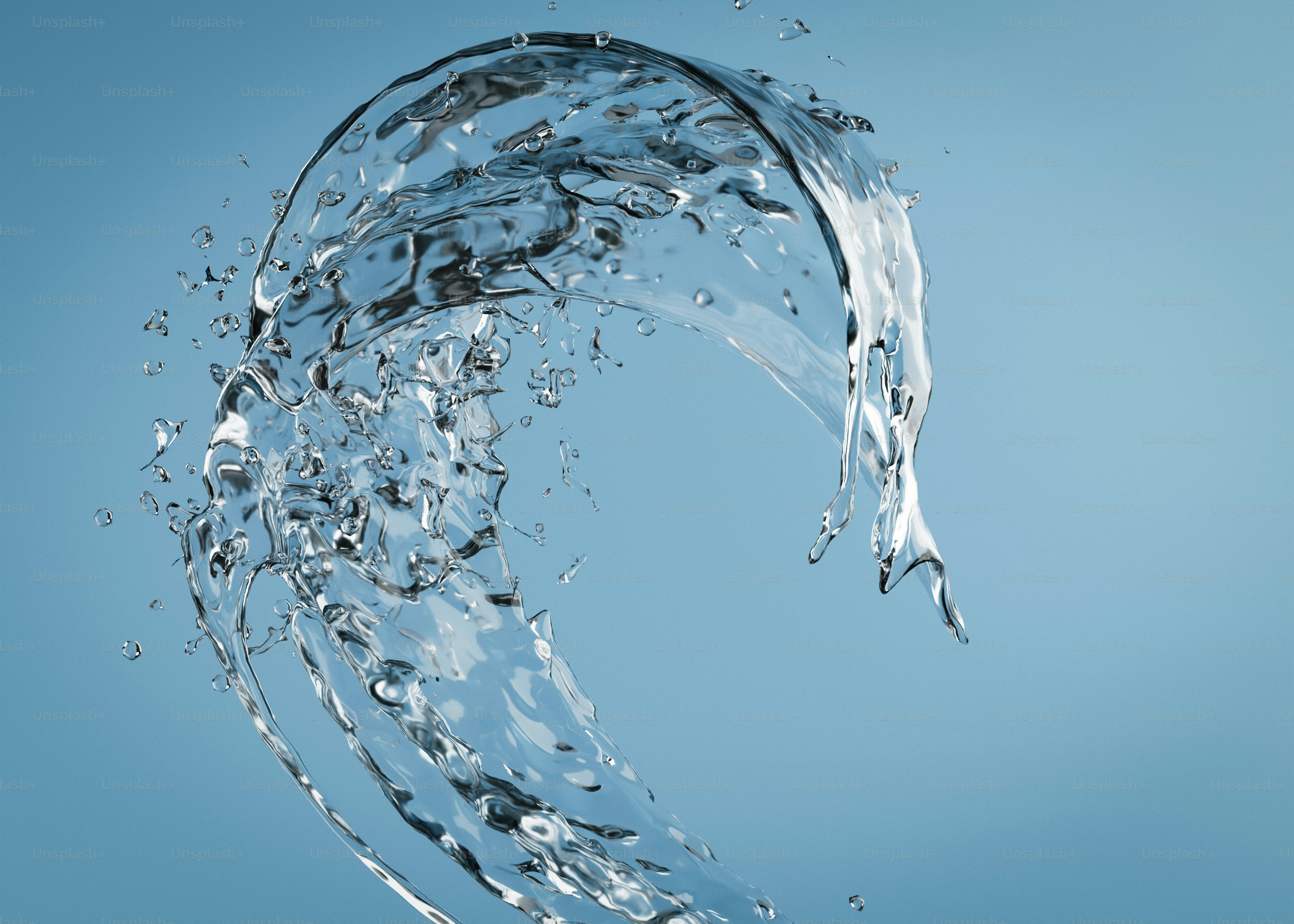Un toque dinámico de agua clara contra el azul