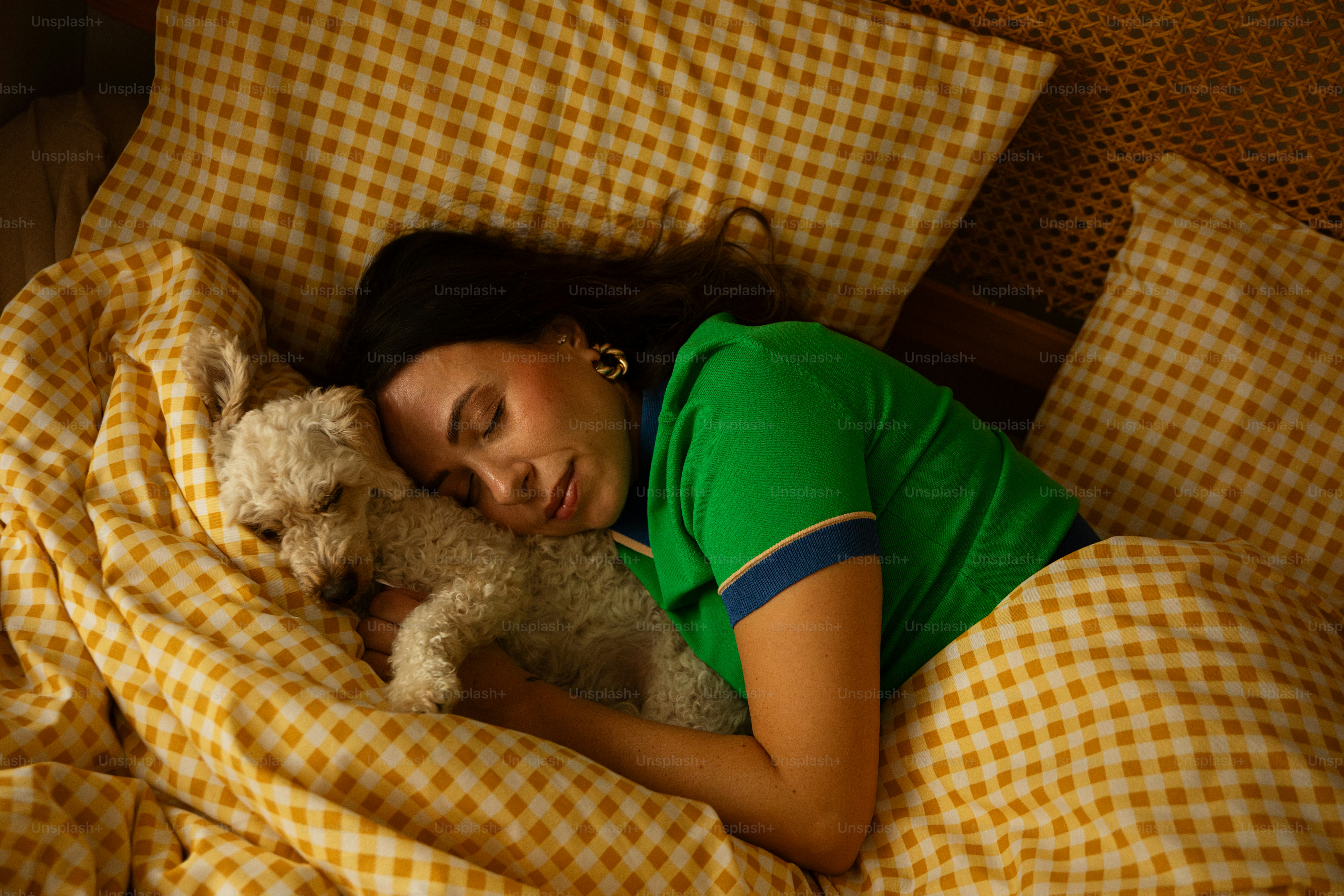 Femme et chien dormant paisiblement dans le lit