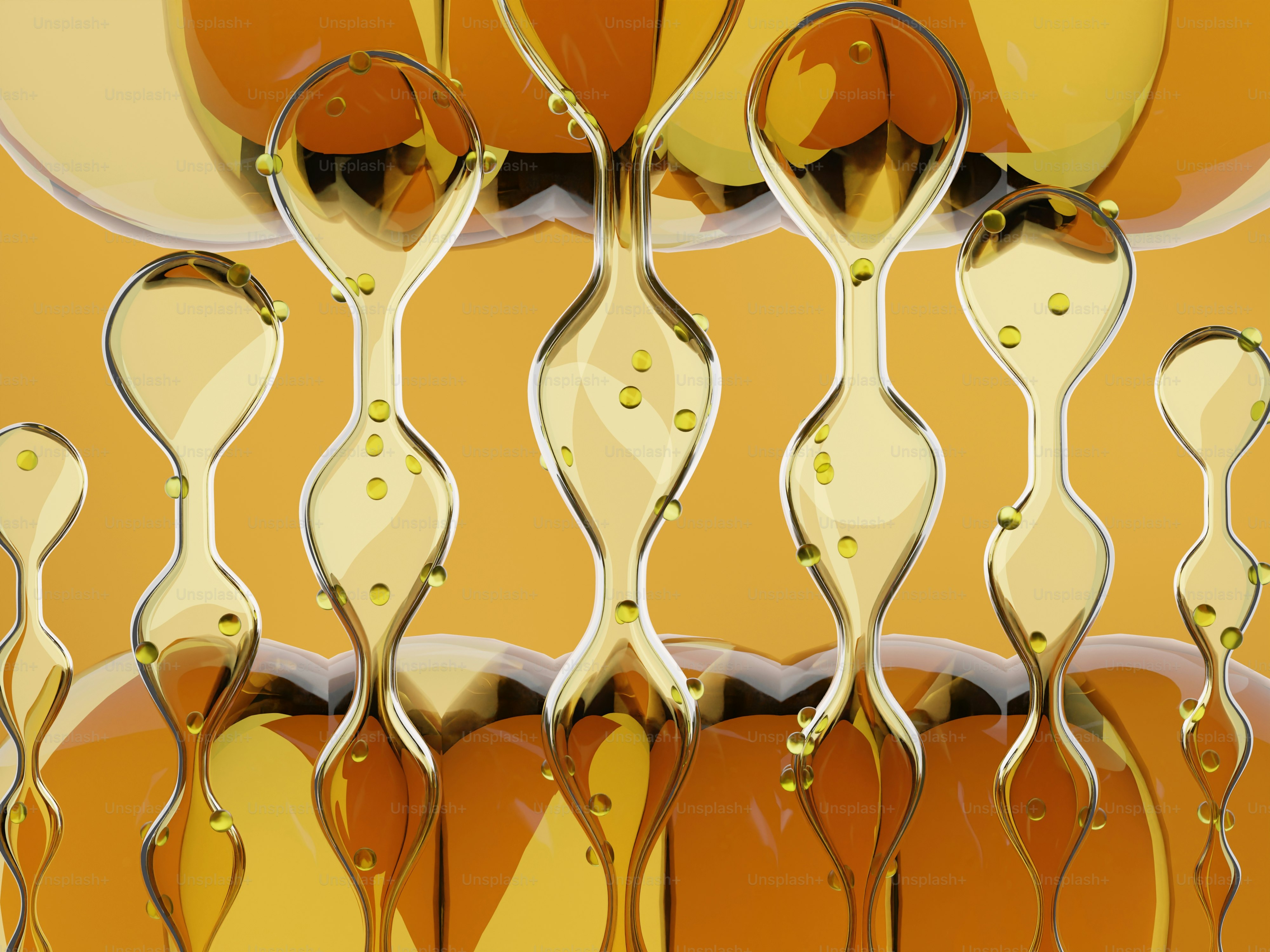 Goldene Flüssigkeit, die in abstrakten Formen tropft