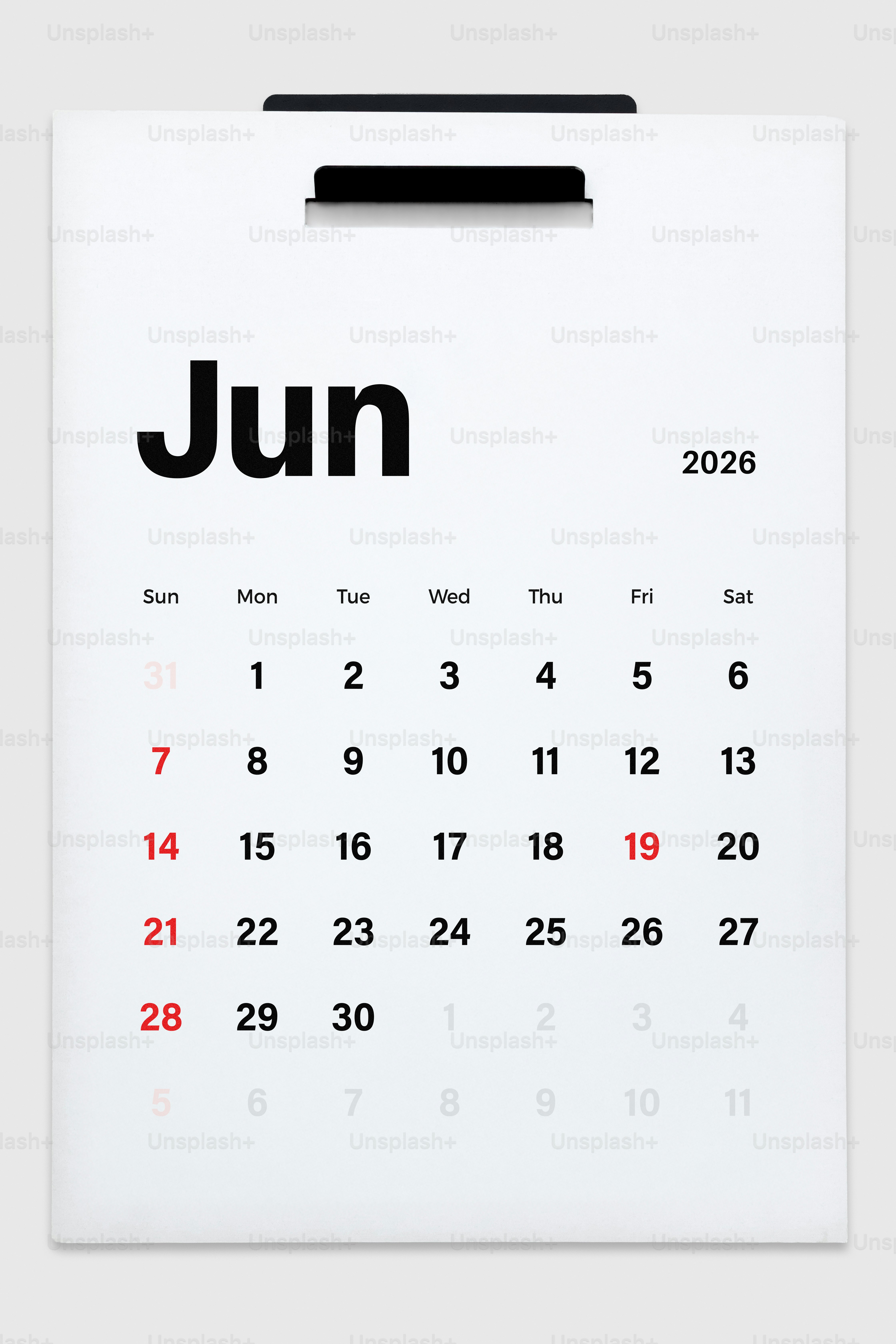 Page du calendrier de juin 2026 sur un presse-papiers
