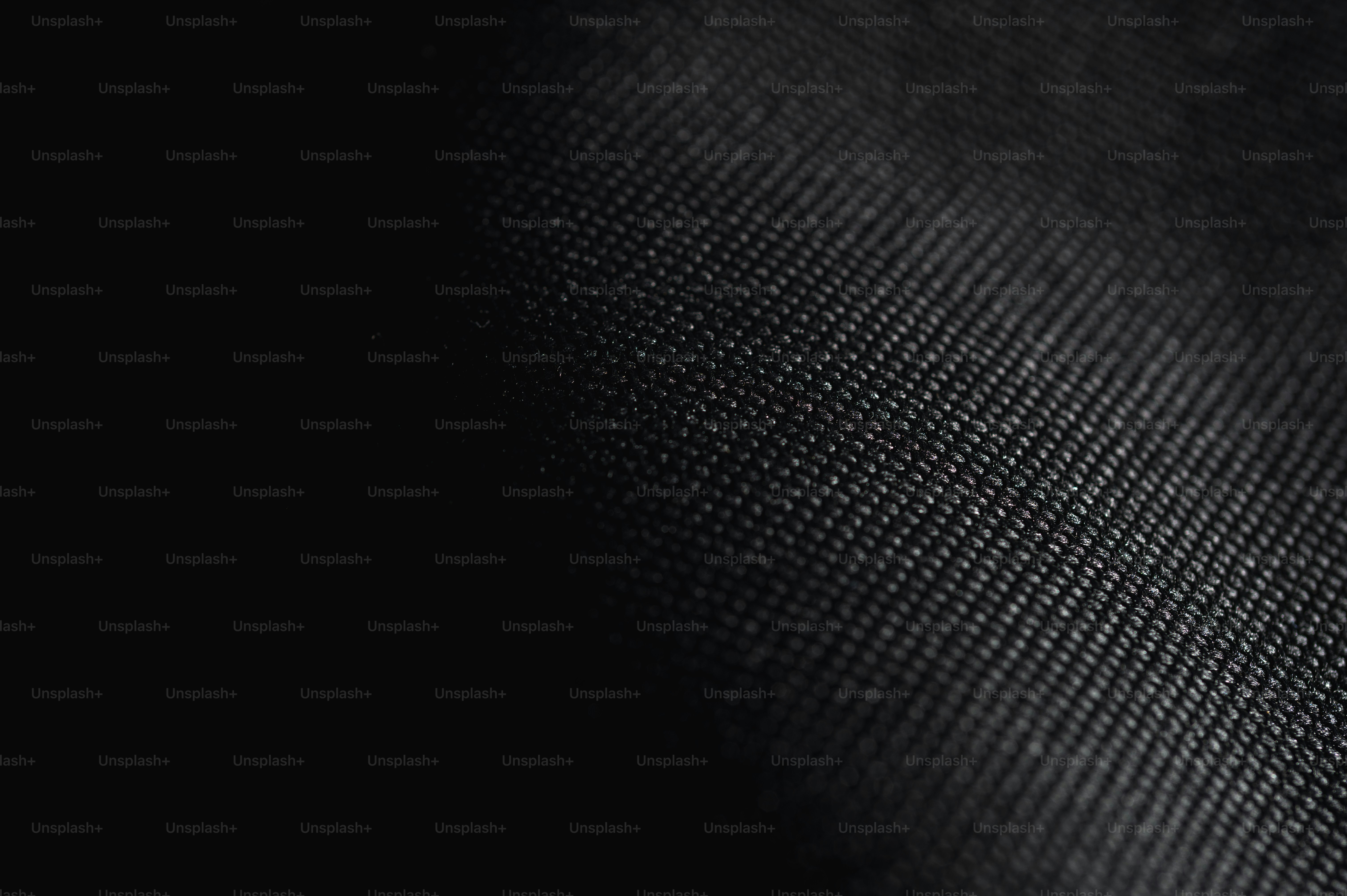 Primer plano de tela de textura oscura con iluminación suave