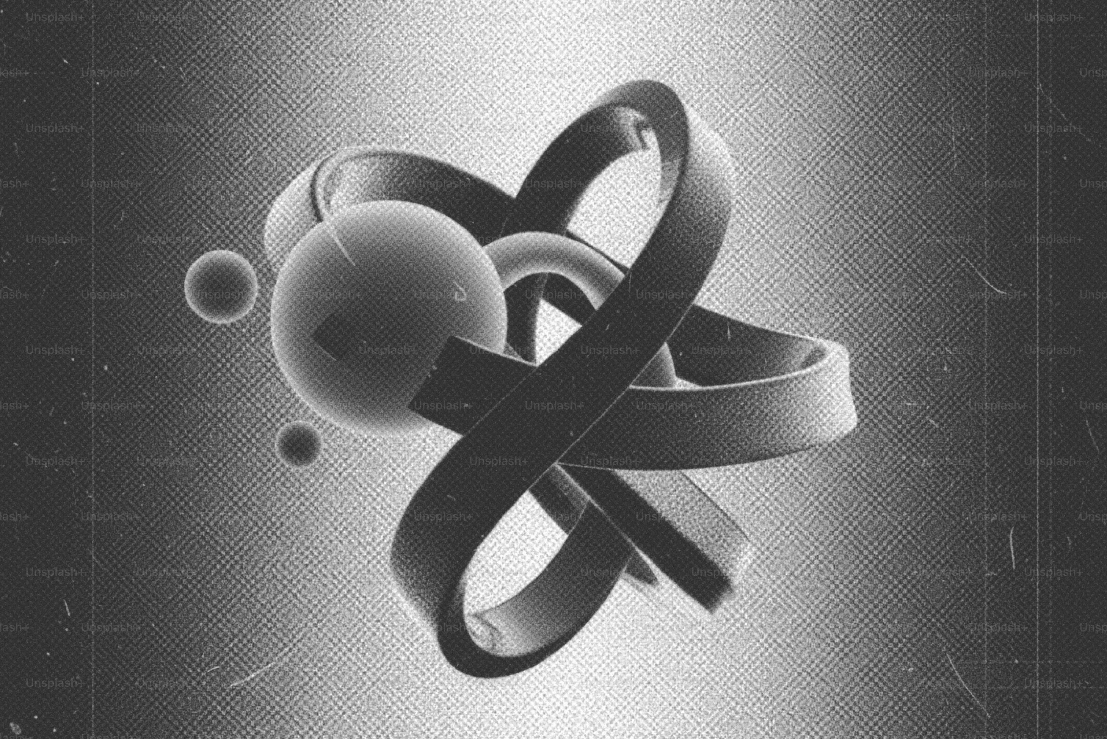 Escultura metálica abstrata com esferas e anéis.