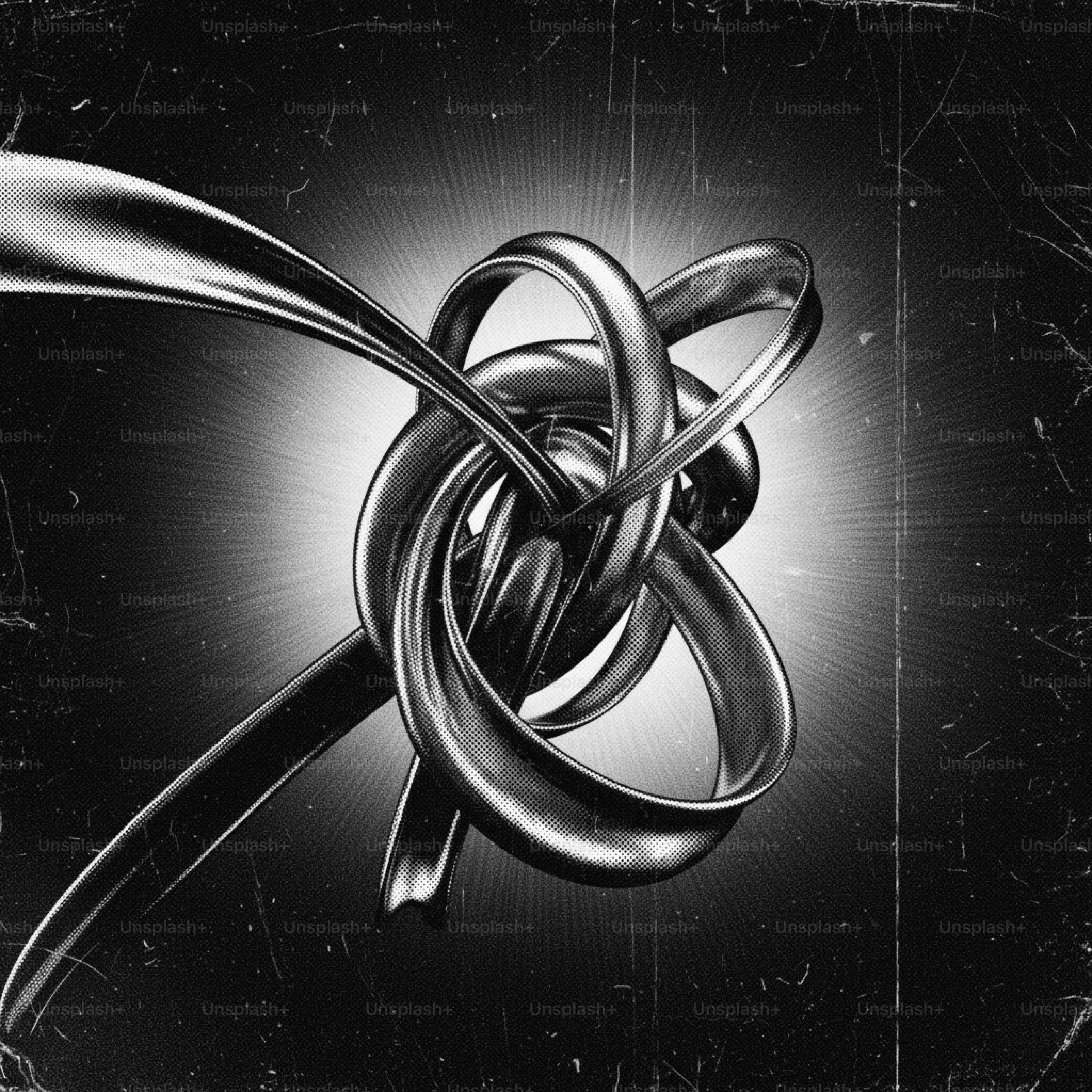 Escultura metálica abstrata com formas rodopiantes e entrelaçadas.