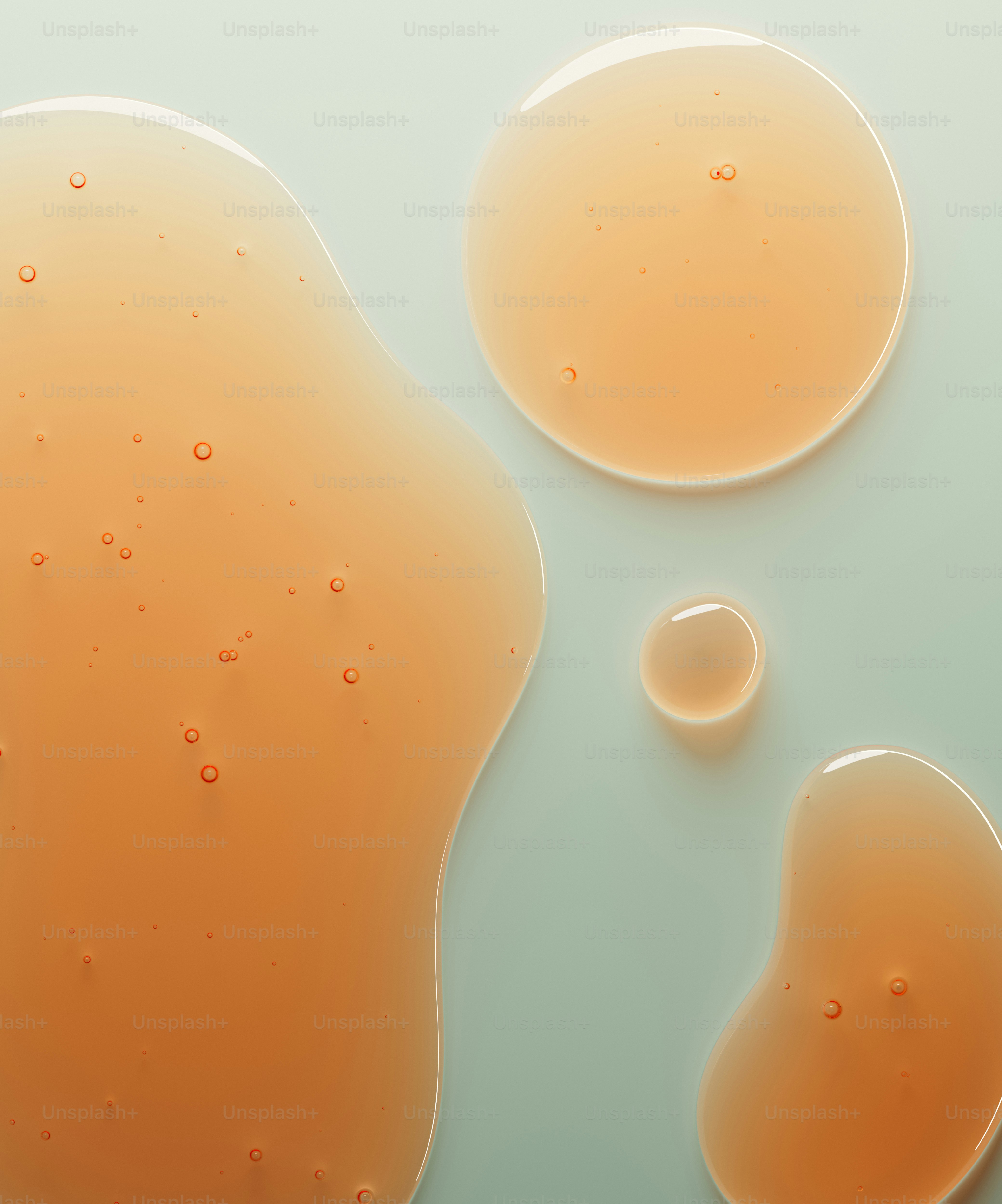 Tetesan cairan oranye pada permukaan biru pucat