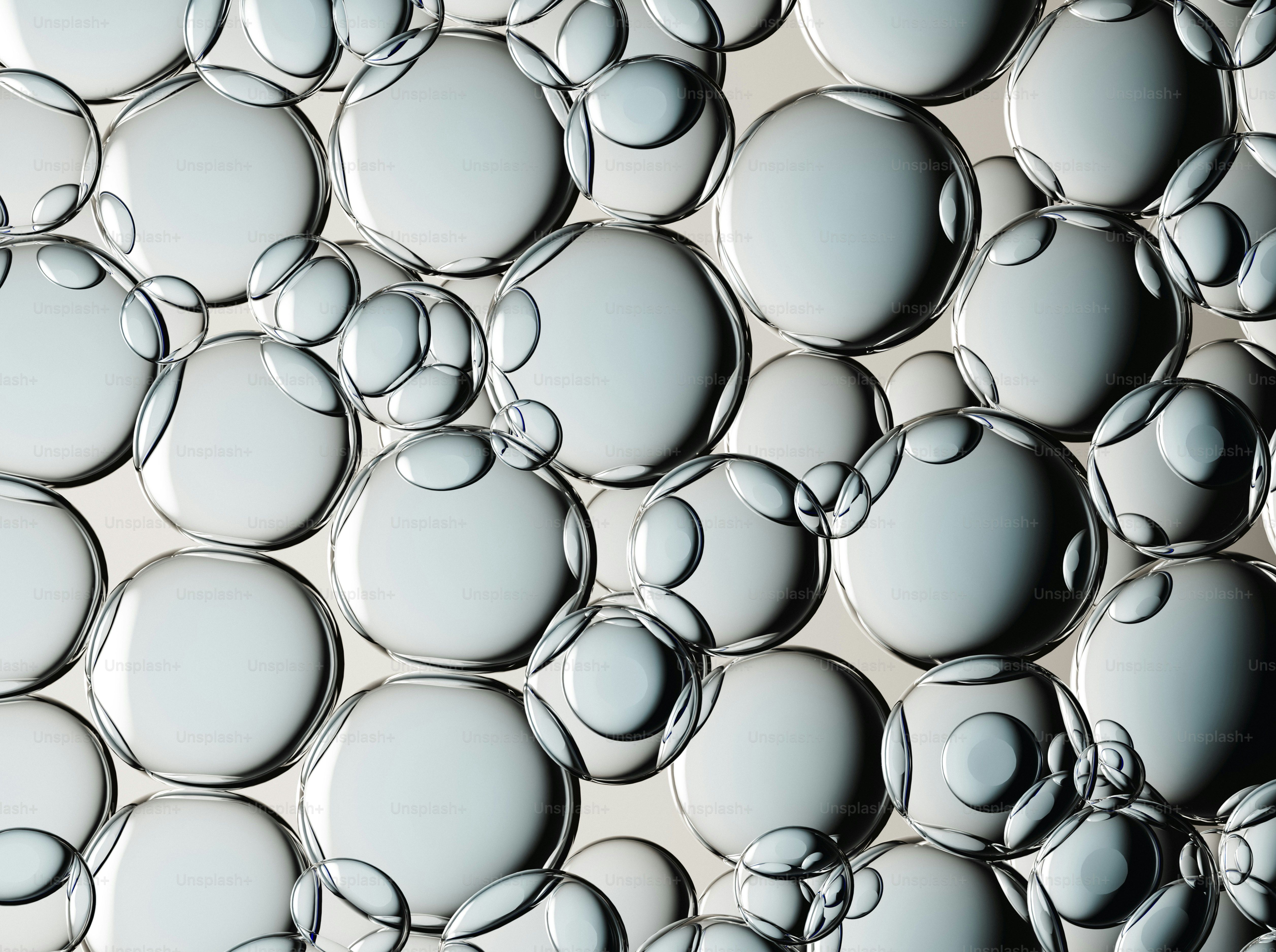 Close-up gelembung cair bening dengan latar belakang terang