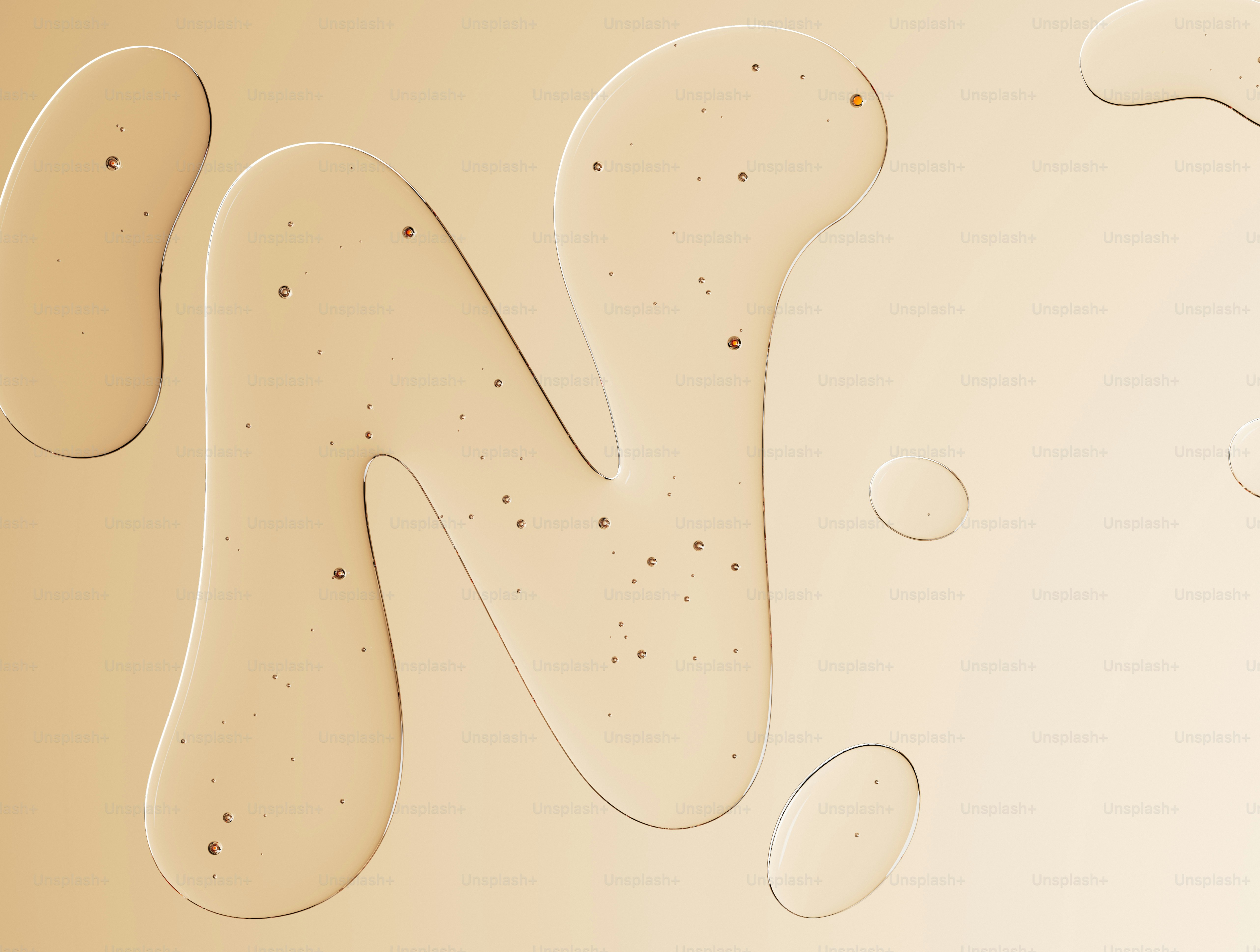 Cairan bening dengan partikel gelap kecil pada latar belakang krem