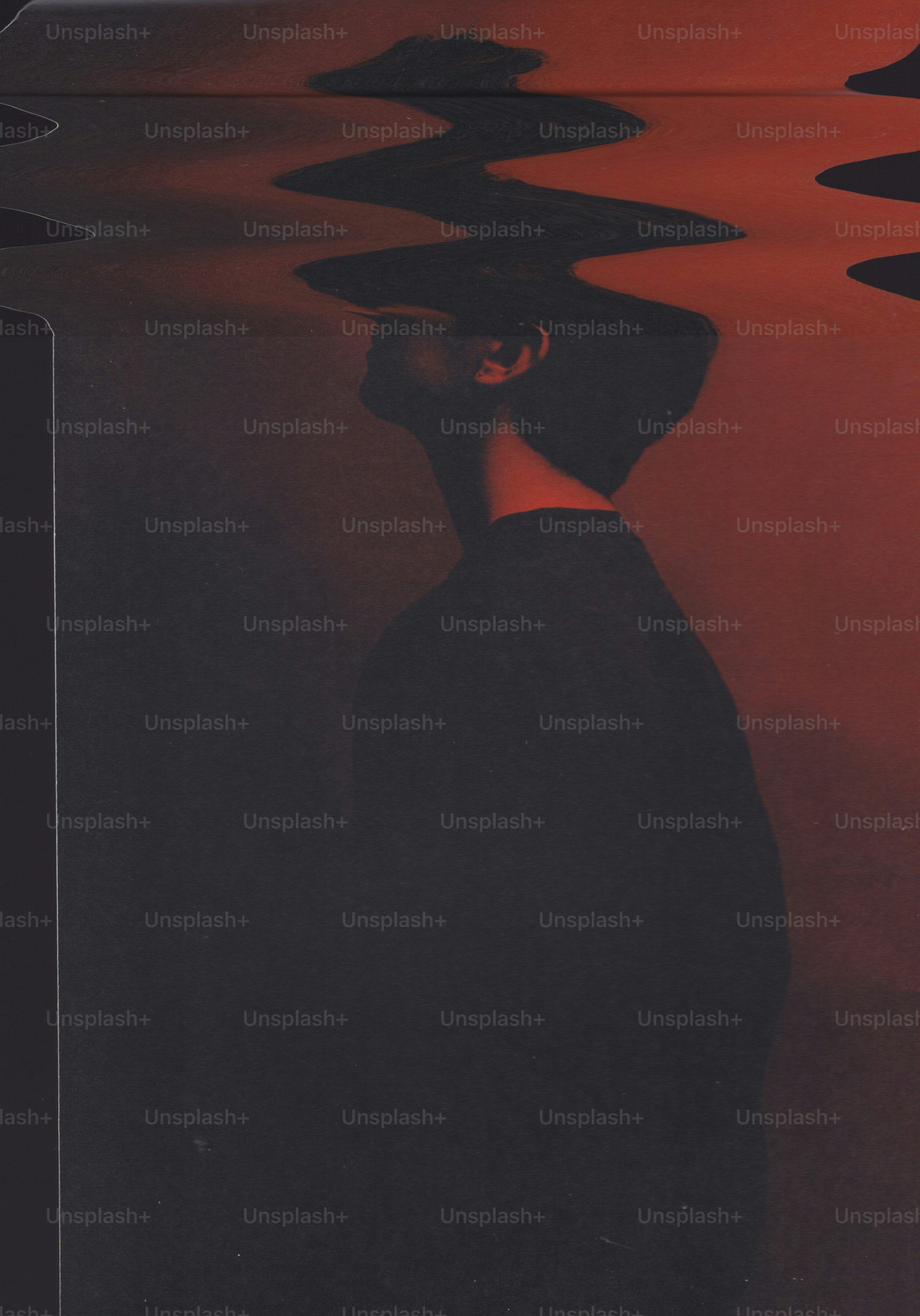 Silhouette einer Person mit verzerrtem rotem Licht darüber