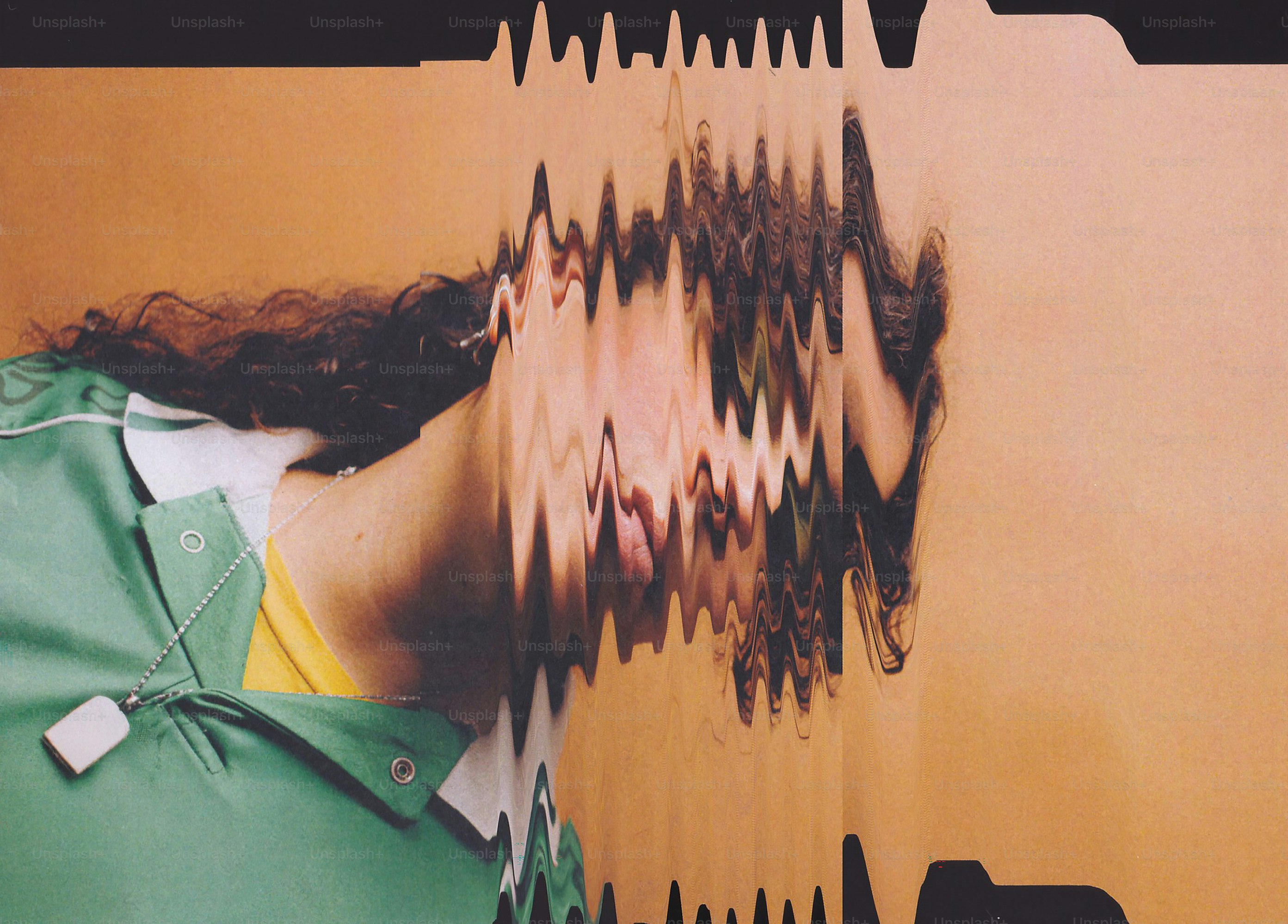 Rosto distorcido com linhas onduladas sobre ele.