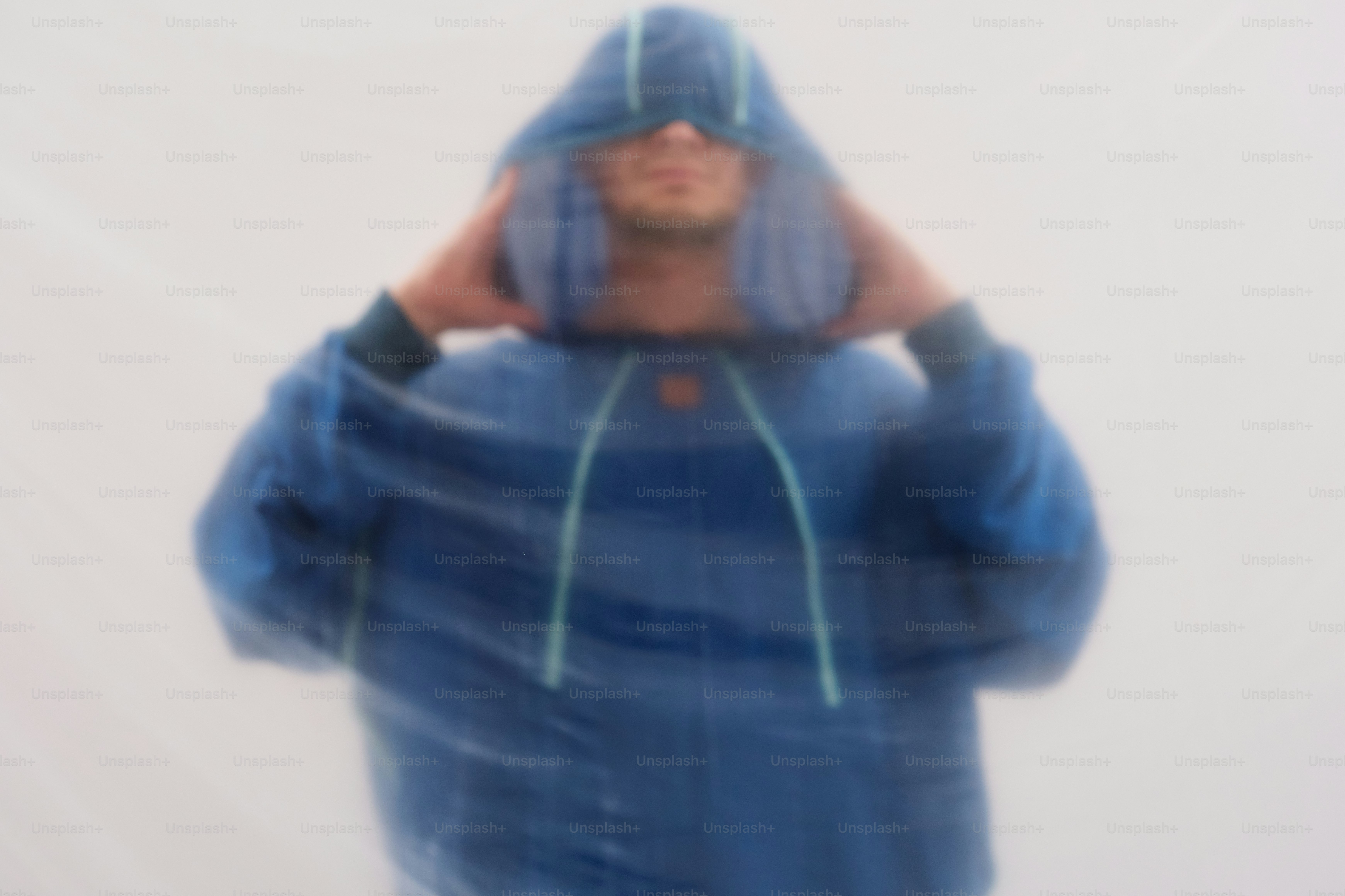 Orang dengan hoodie biru dengan tangan di kepala
