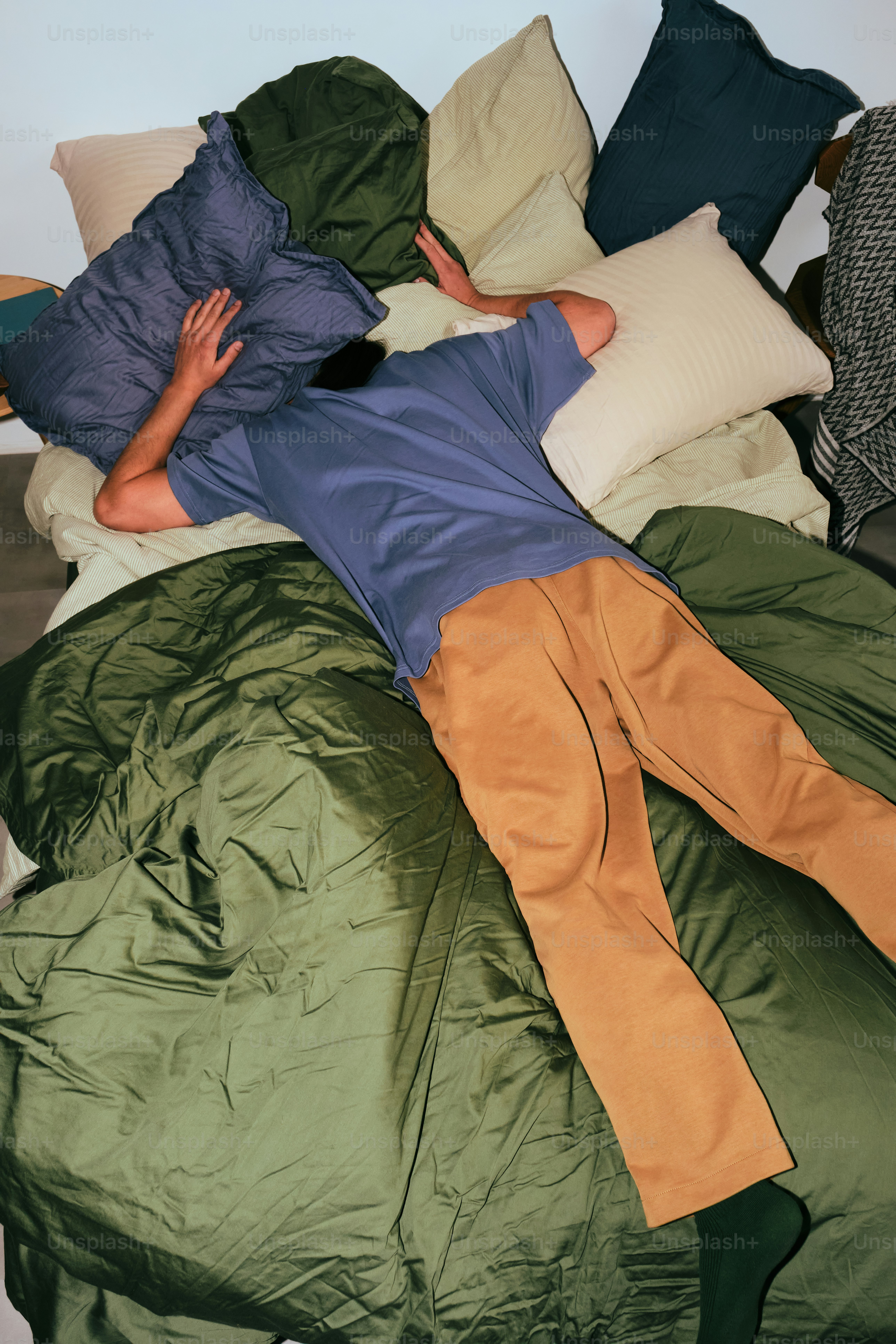 A person wrapped in a blanket on a bed photo – Man Image on Unsplash