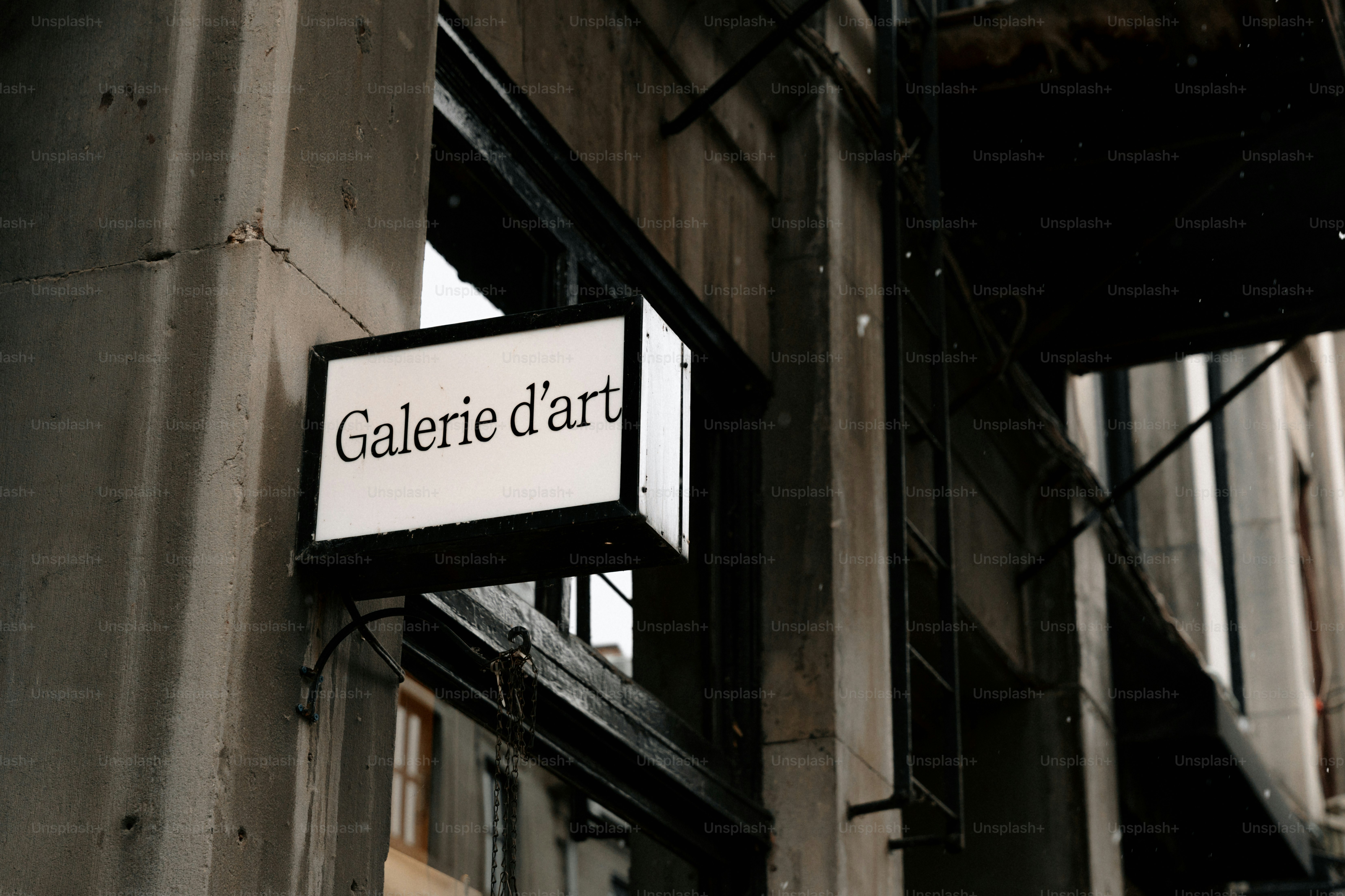 Galerie d'art sign on a building