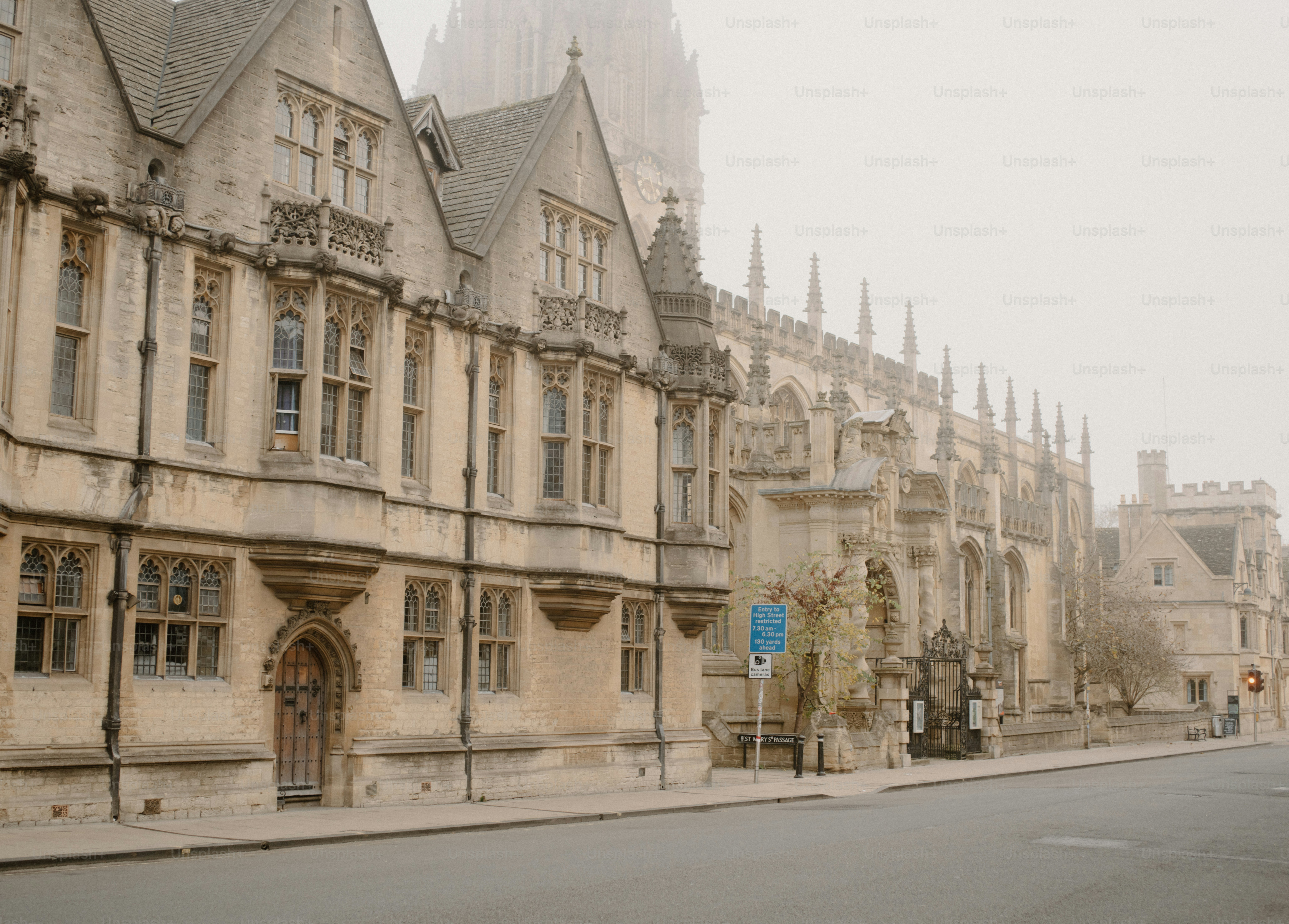 Edifícios históricos de pedra em um dia de neblina
