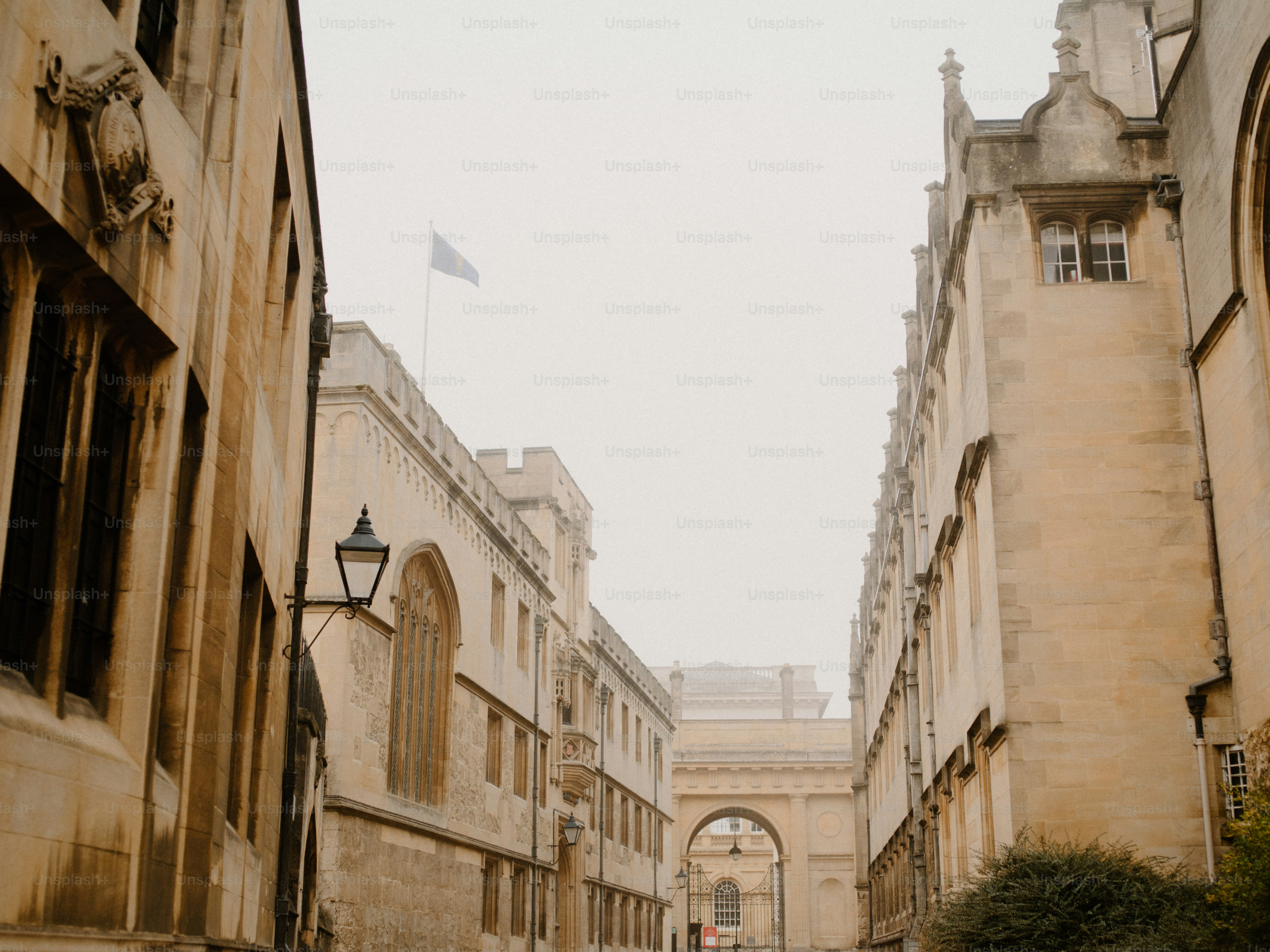 Prédios históricos de pedra margeiam uma rua tranquila.