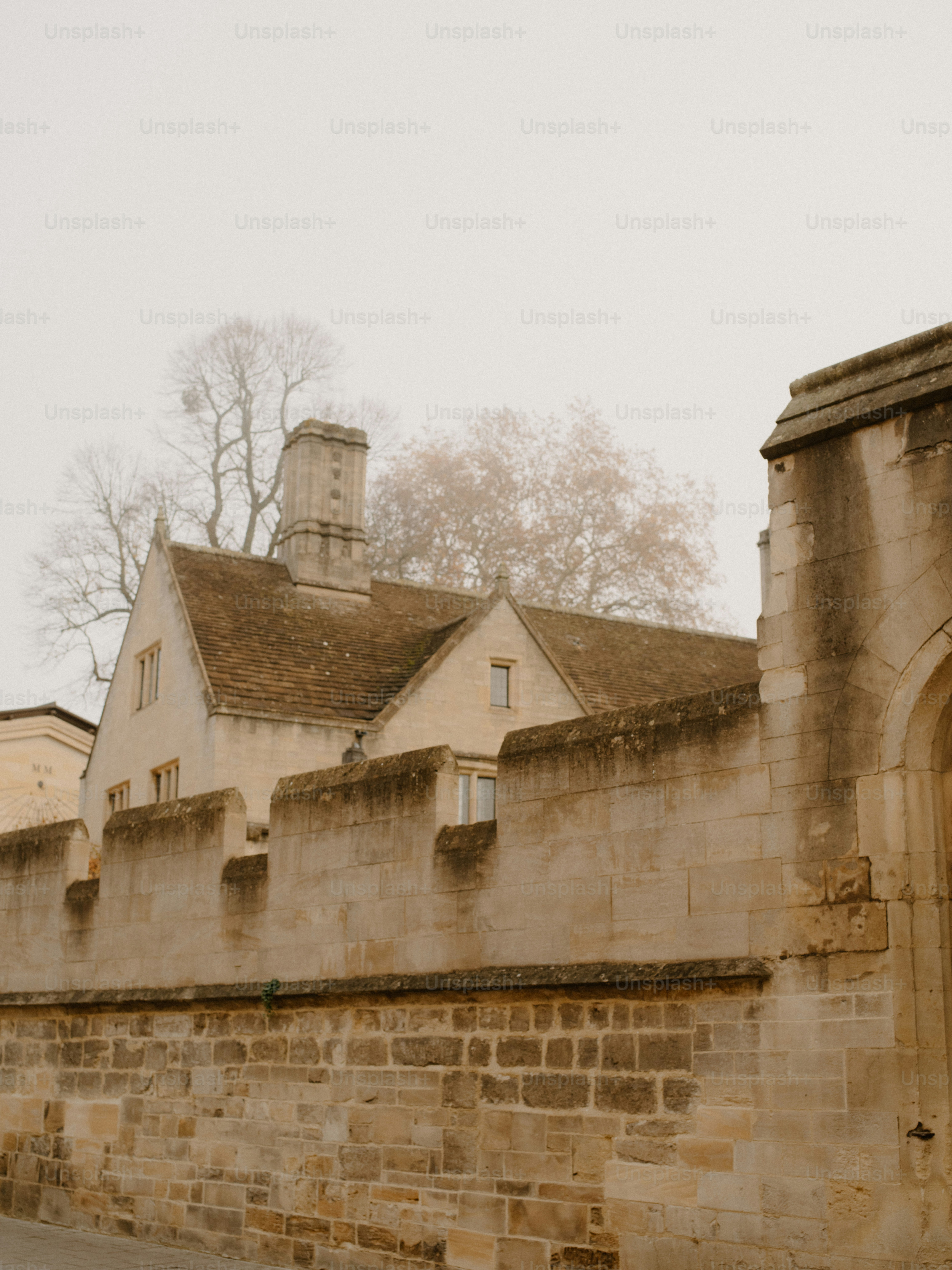 Muro de pedra em frente a um prédio antigo