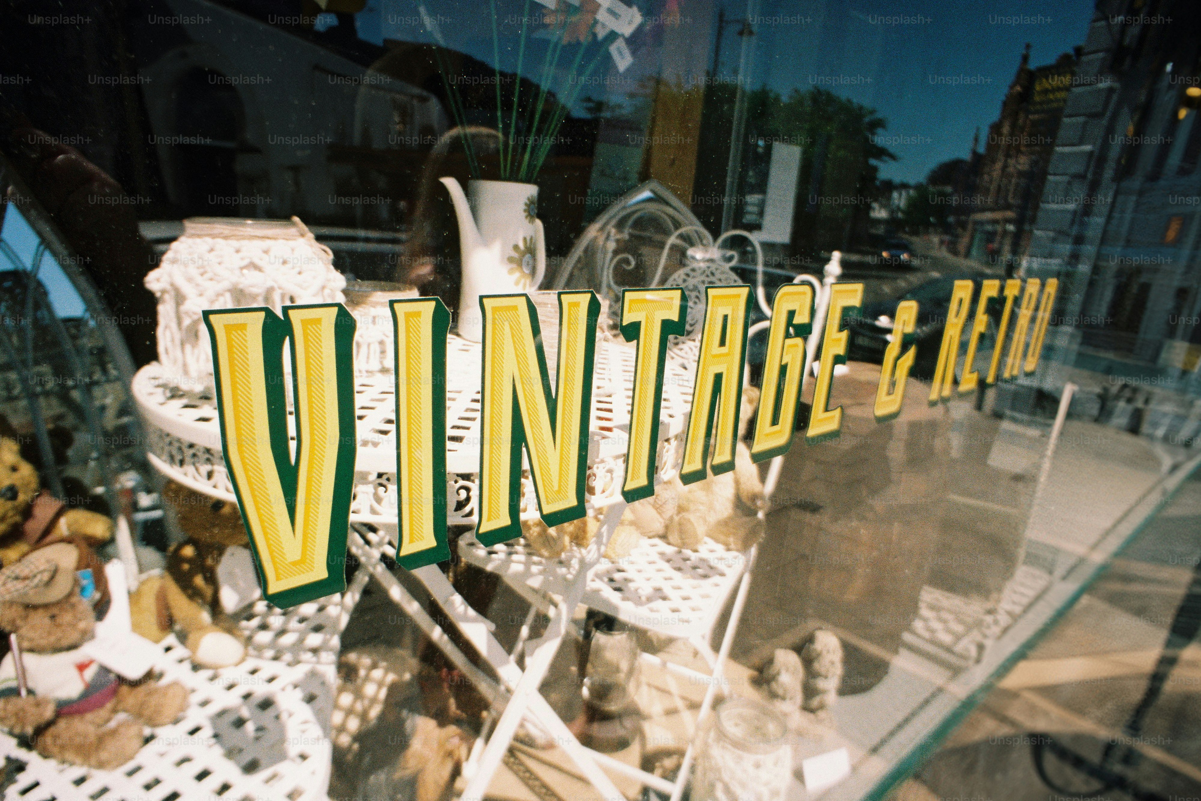 Vitrine vintage avec lettres jaunes
