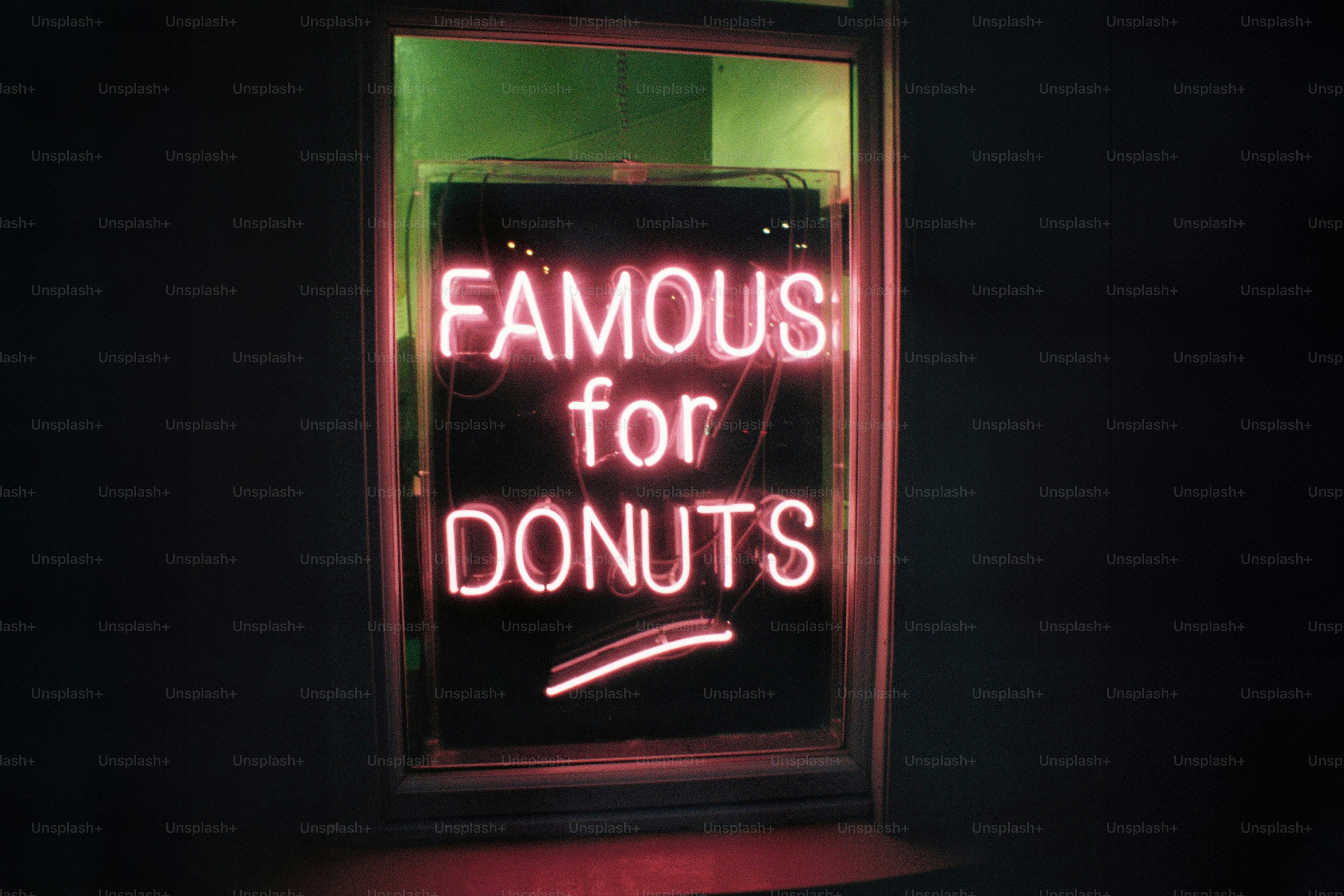 Enseigne au néon indique « célèbre pour les beignets »