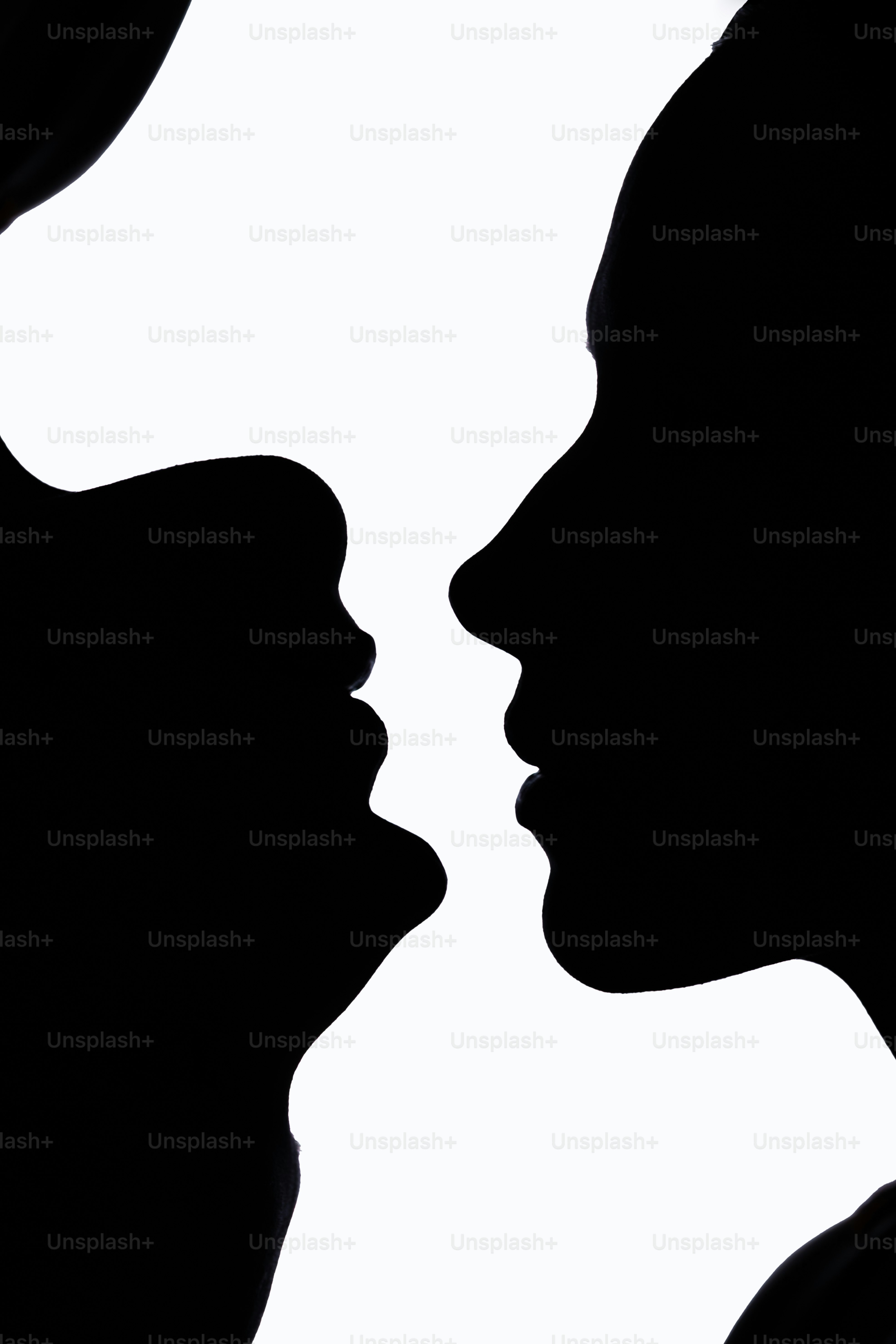 Des silhouettes de deux visages se regardant.