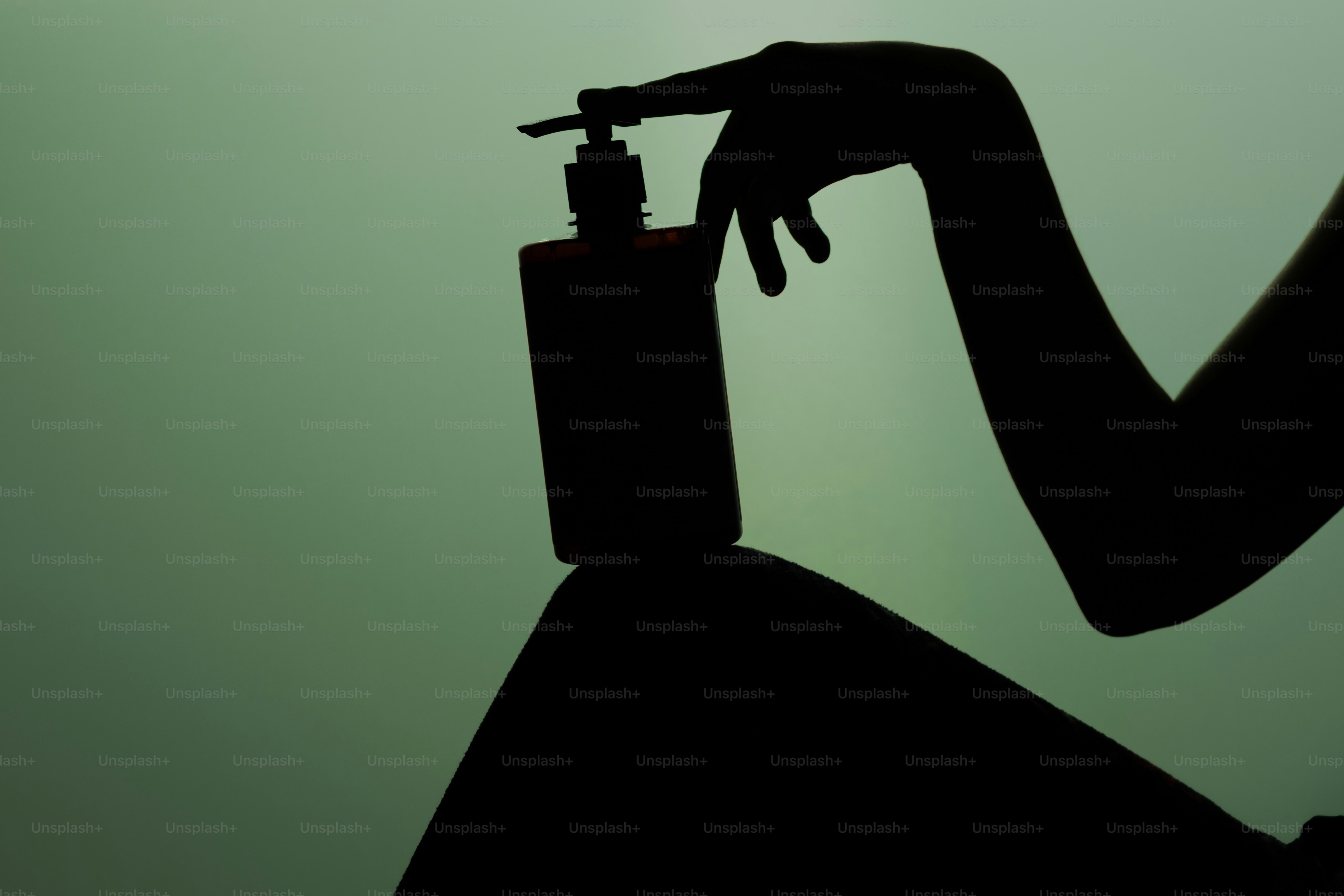 Silhueta da garrafa do dispensador da bomba prensada manualmente