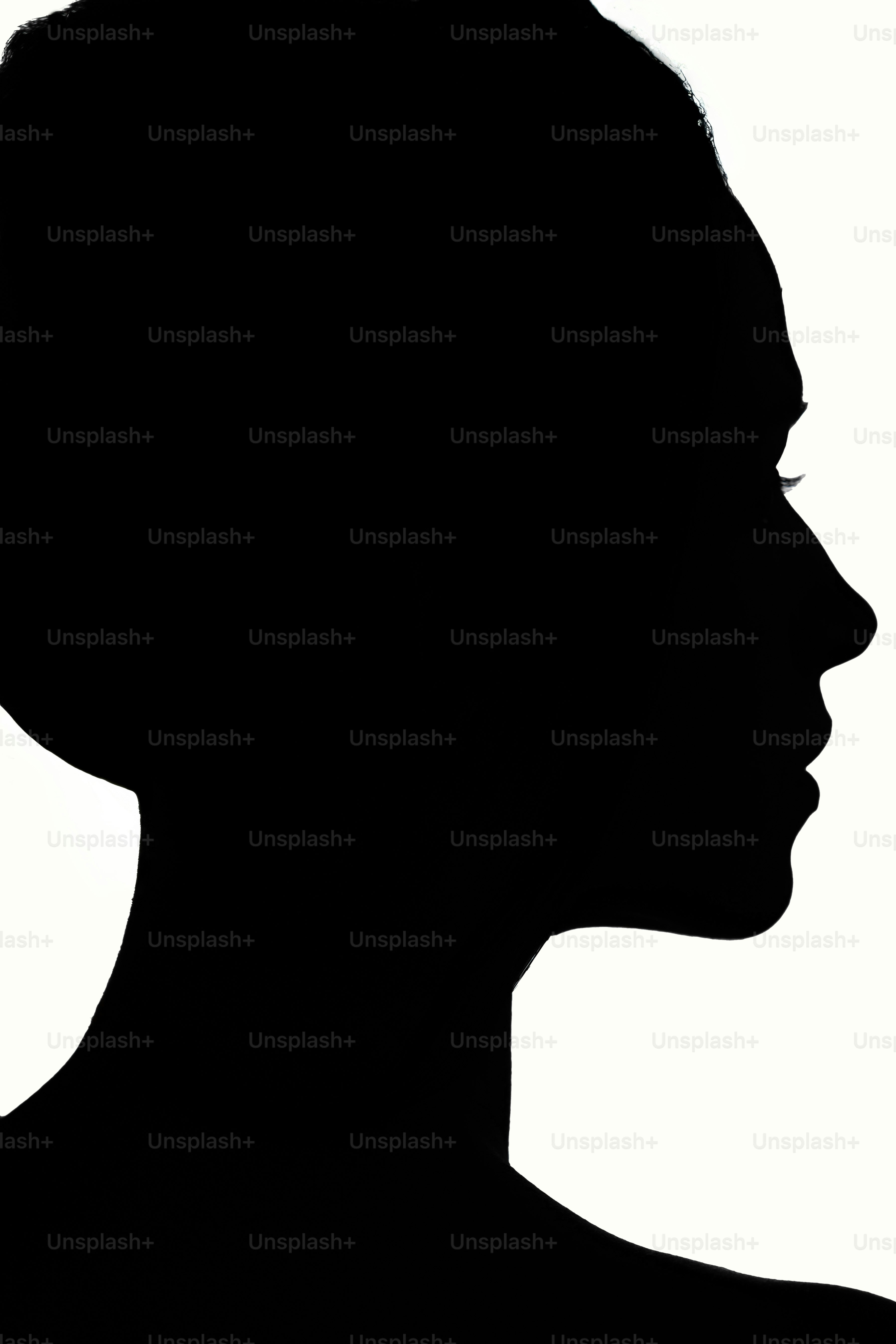 Silueta negra del perfil de una mujer sobre blanco.