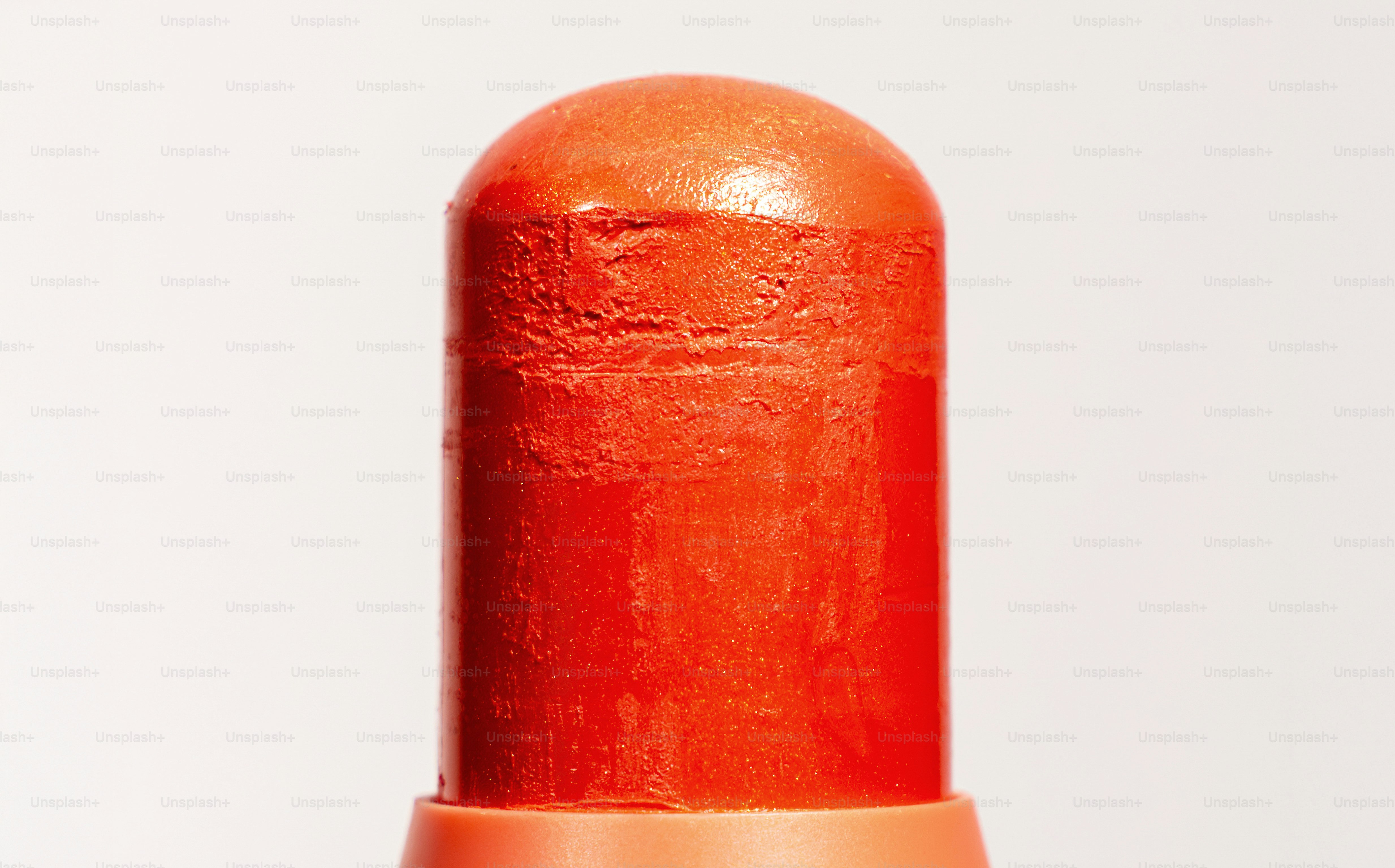 Nahaufnahme einer orangefarbenen Lippenstiftkugel