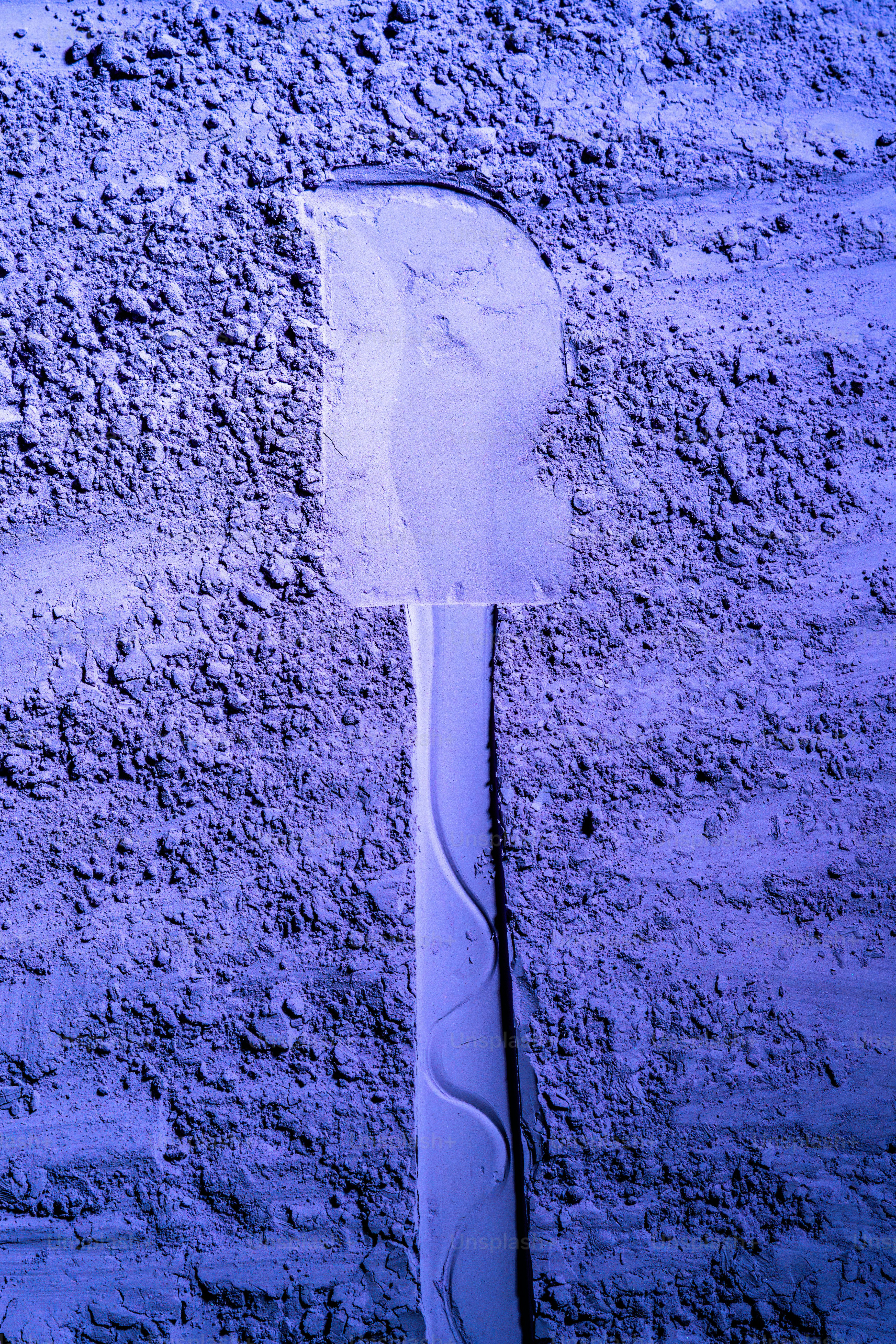 주걱으로 보라색 가루를 자르는 모습