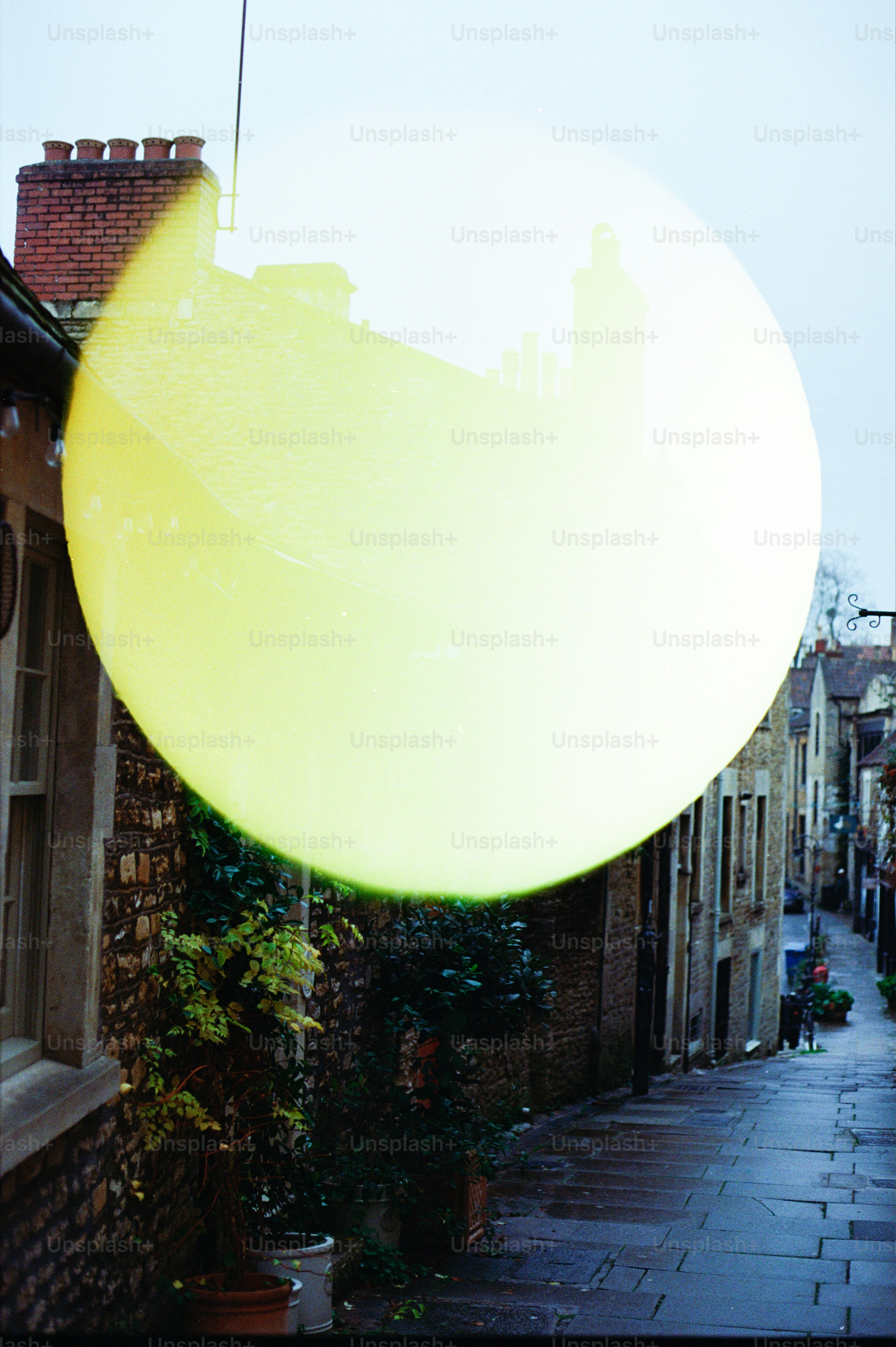 Straße mit einer großen leuchtenden Kugel über dem