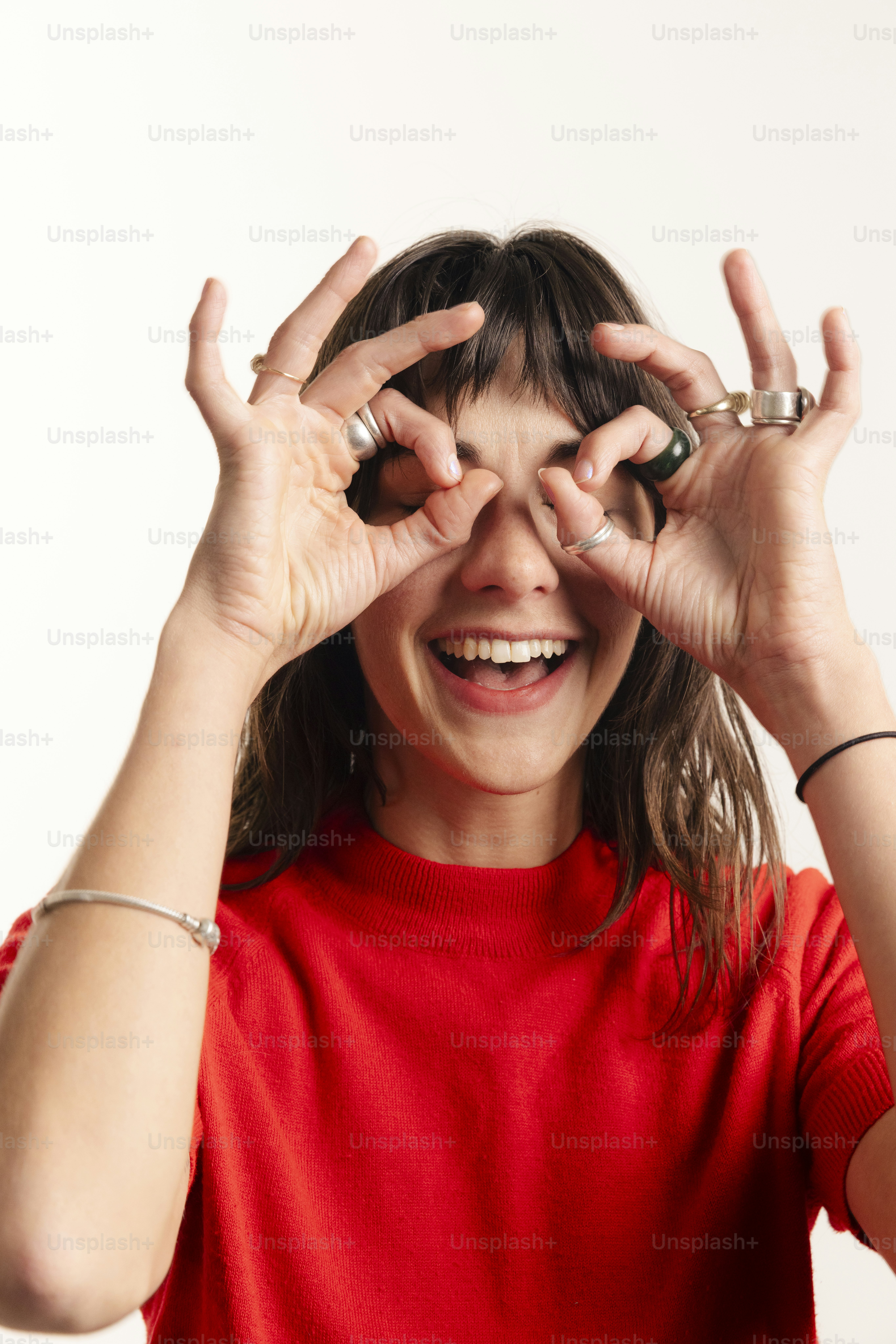Mulher fazendo círculos com as mãos sobre os olhos