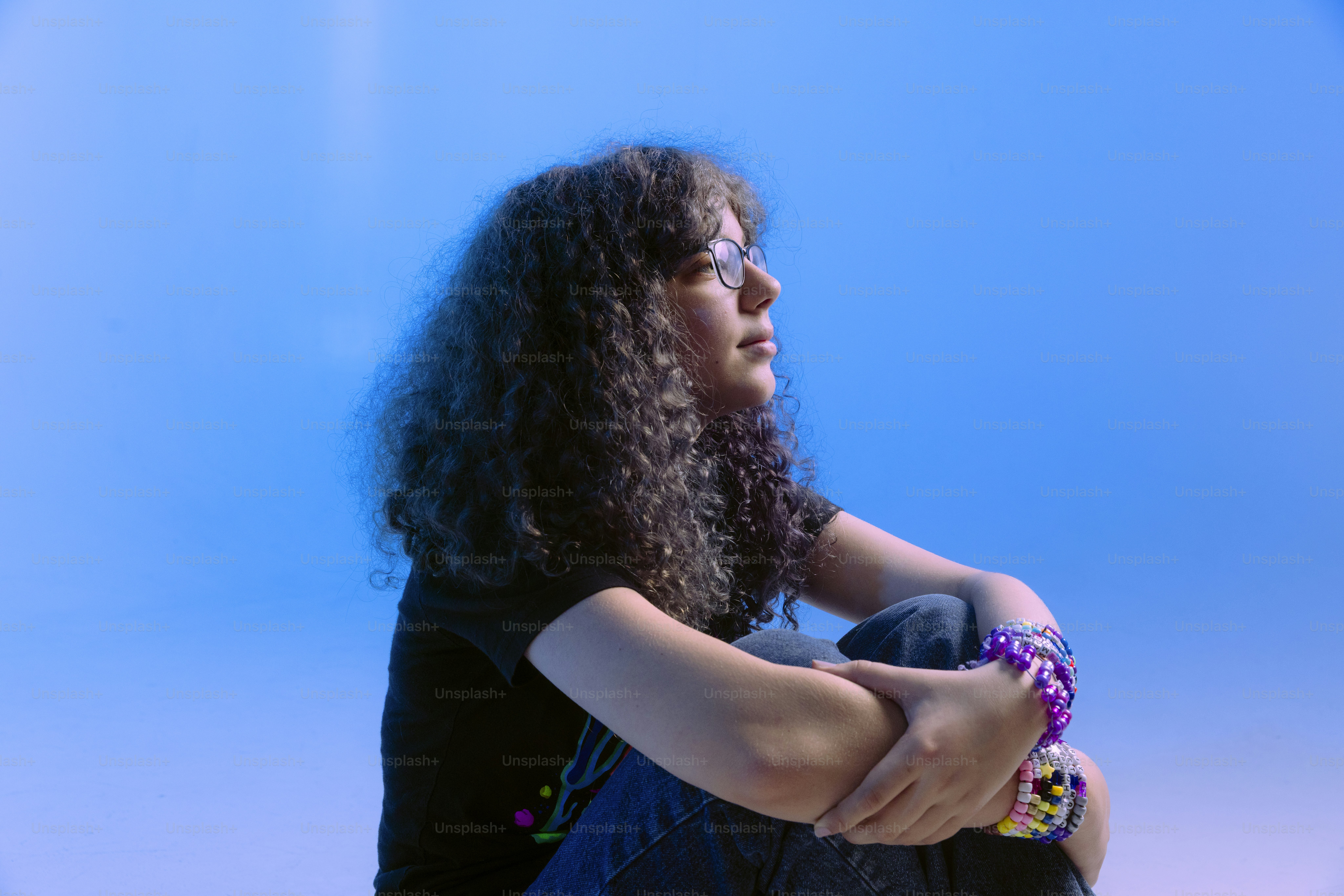 Uma jovem de cabelo cacheado olhando para cima