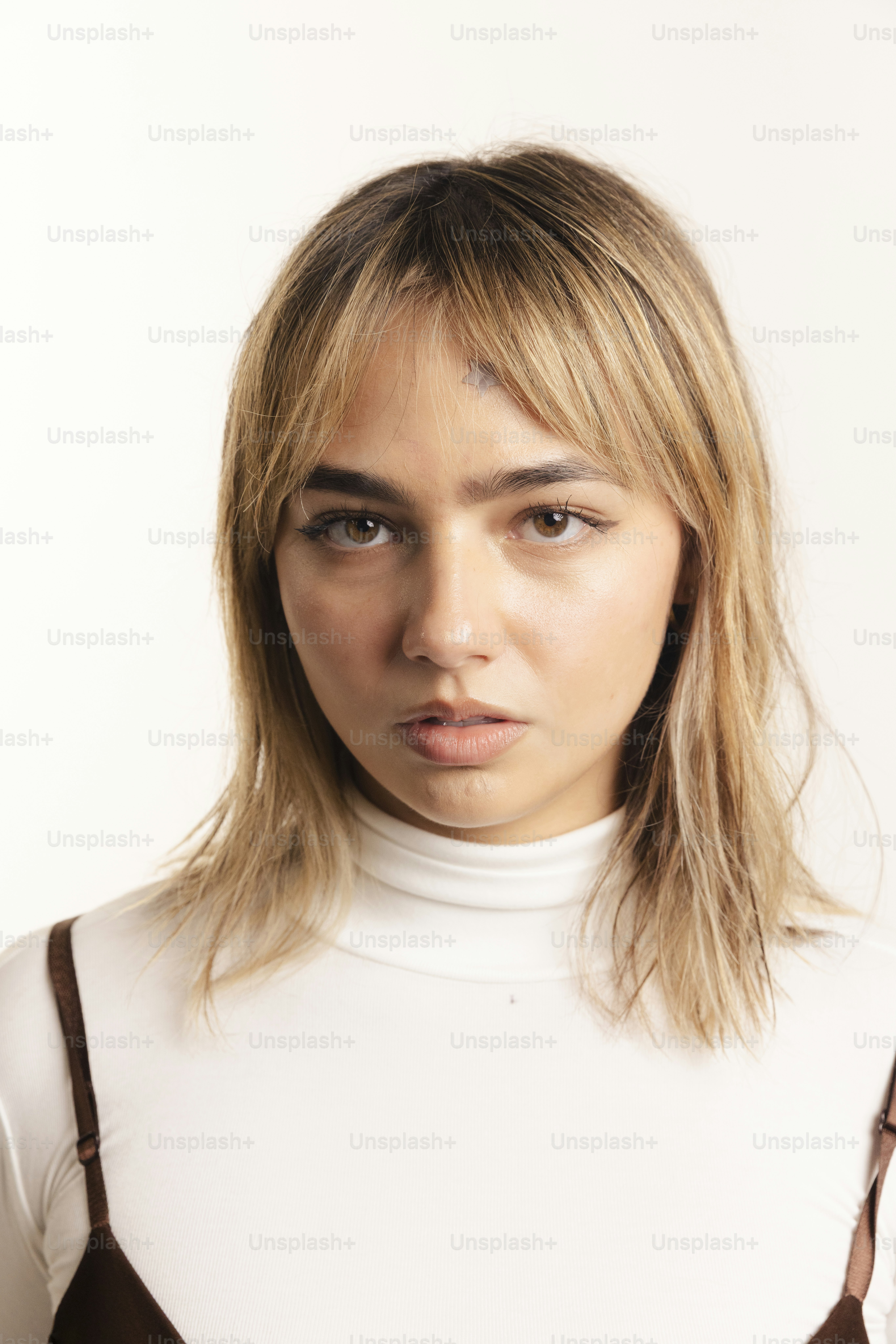 Jovem mulher com franja e cabelo na altura dos ombros