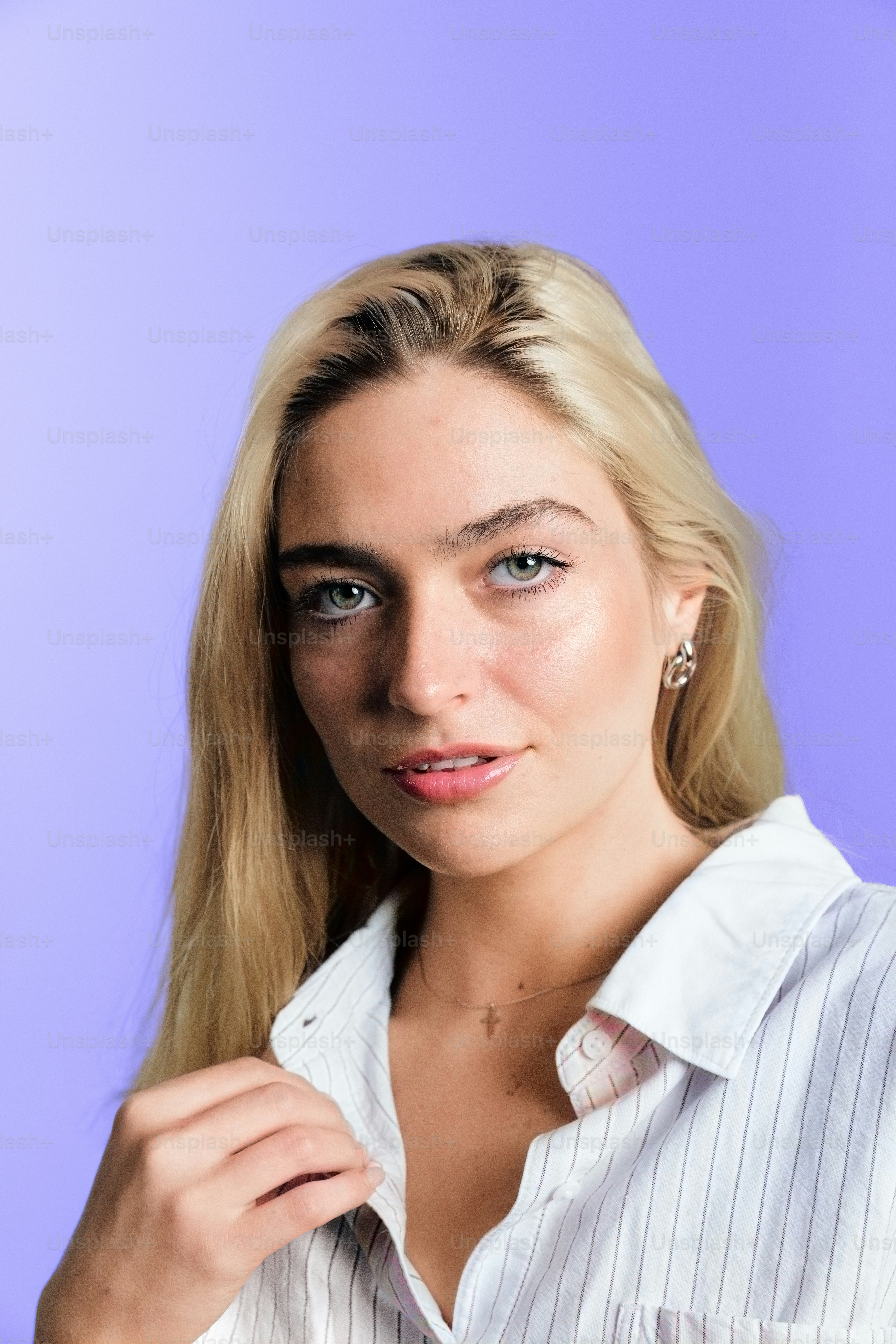 Uma jovem de cabelos loiros e olhos azuis.