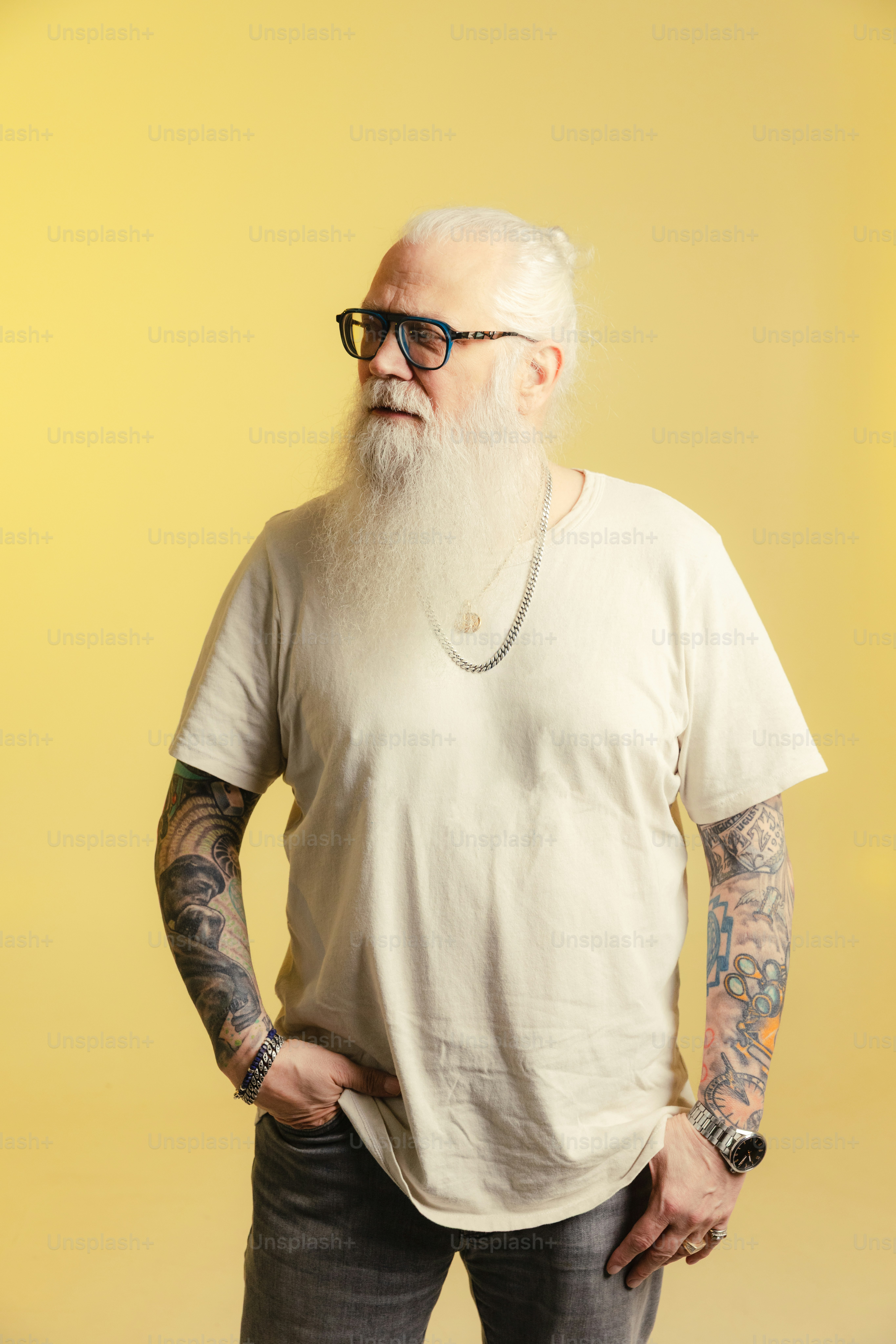 Homem idoso com tatuagens e longa barba branca