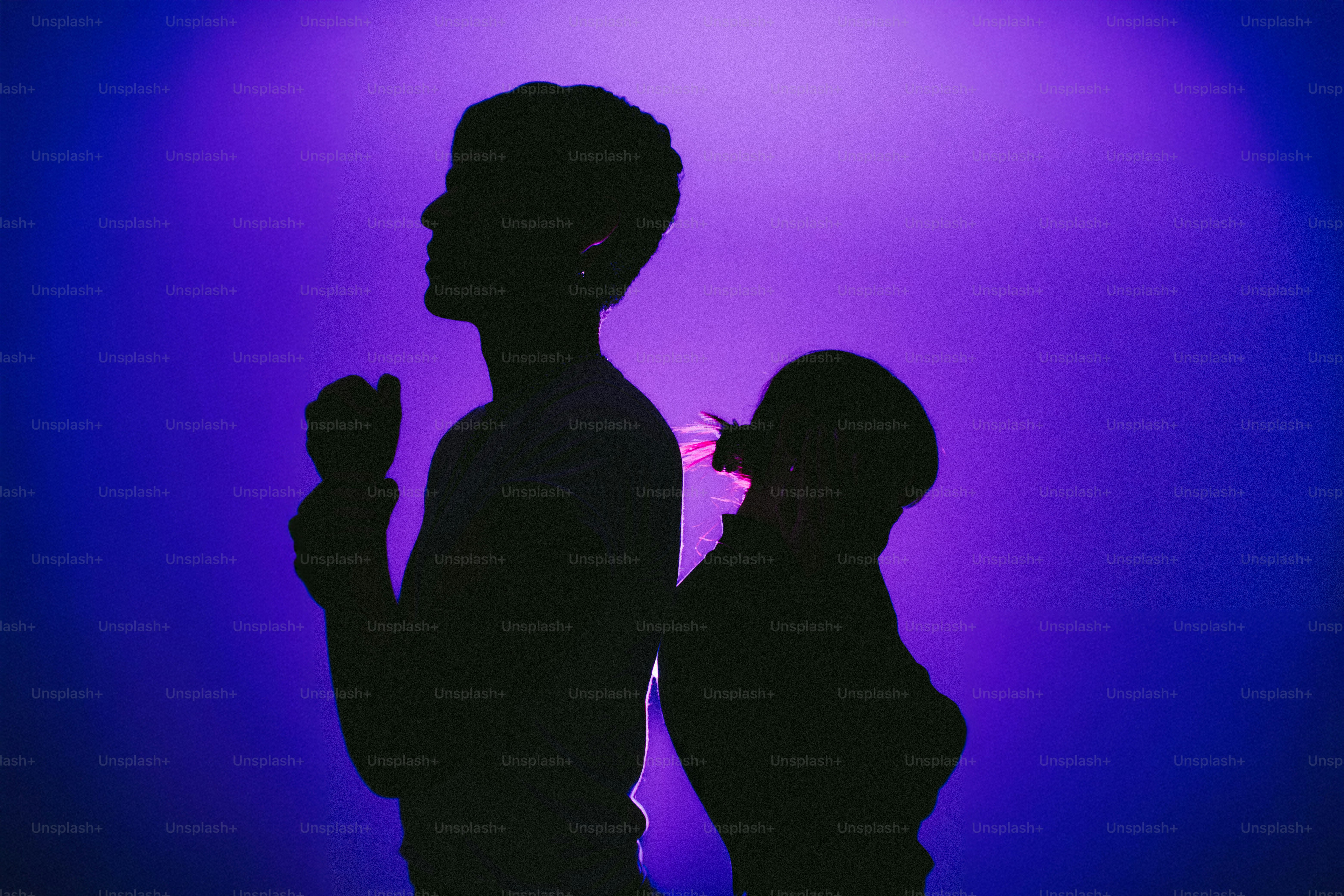 Silhouettes de deux personnes dos à dos.