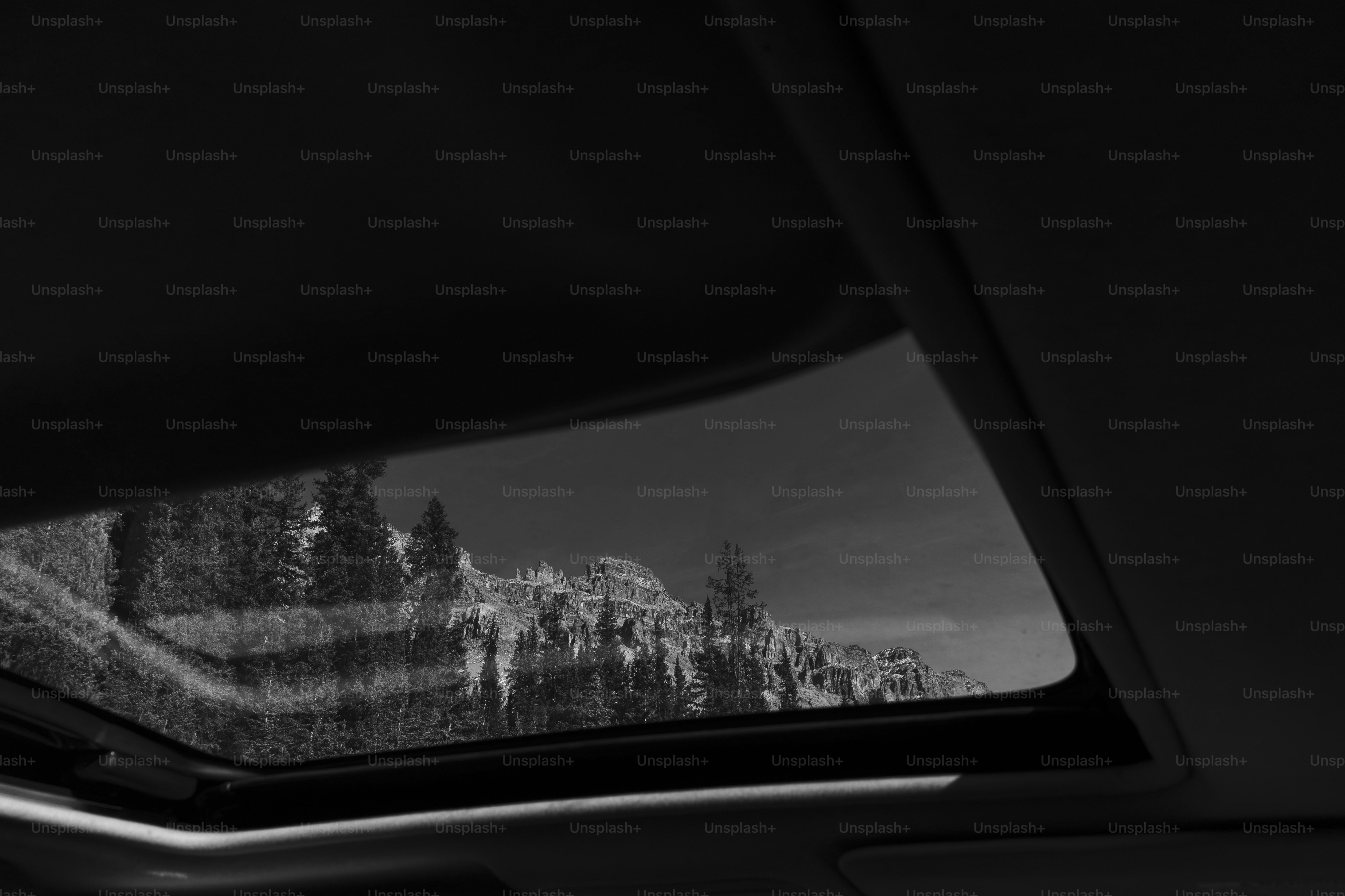 Pemandangan pegunungan bersalju melalui sunroof terbuka.