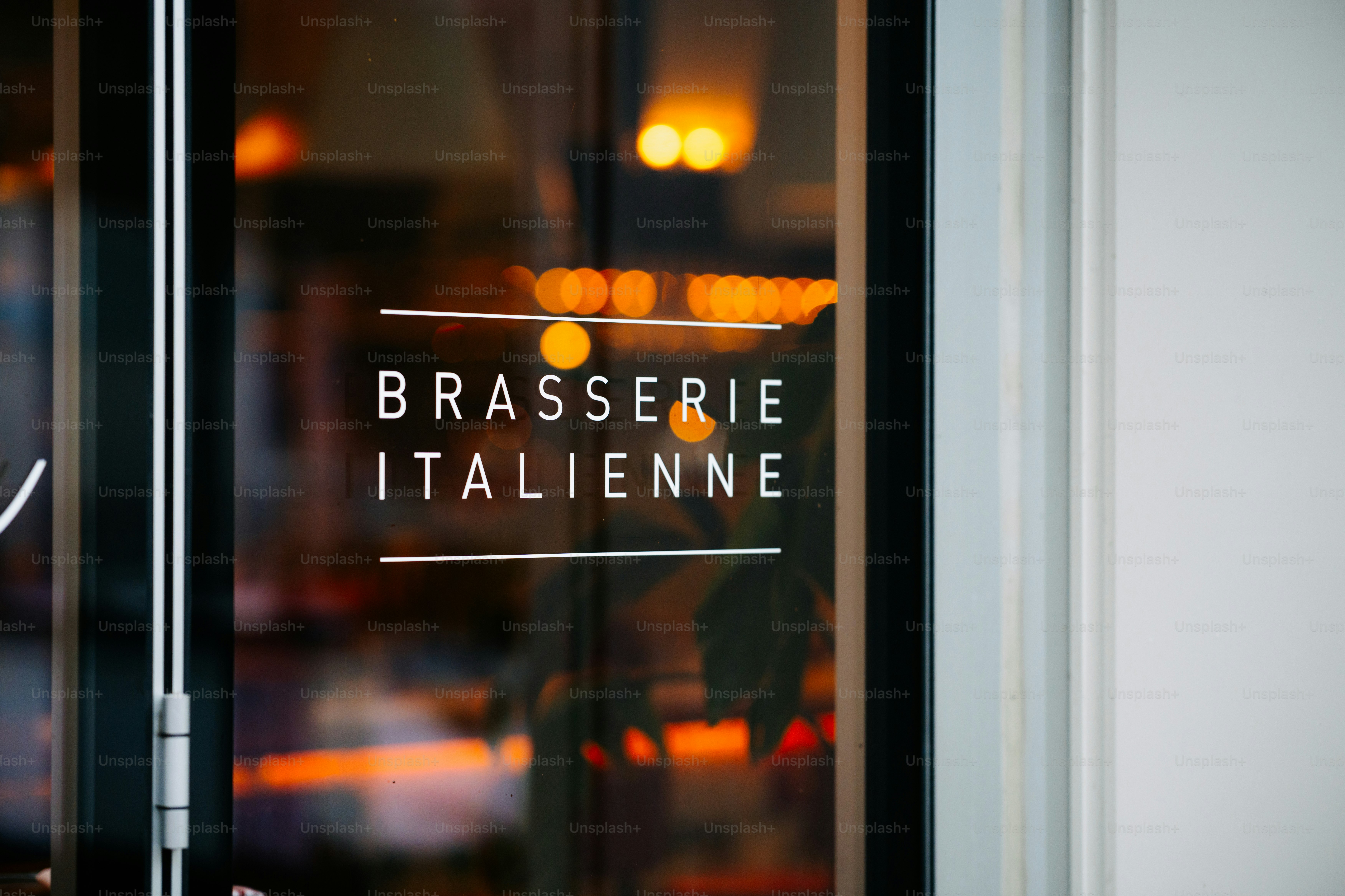 Porta de vidro com brasserie italienne texto
