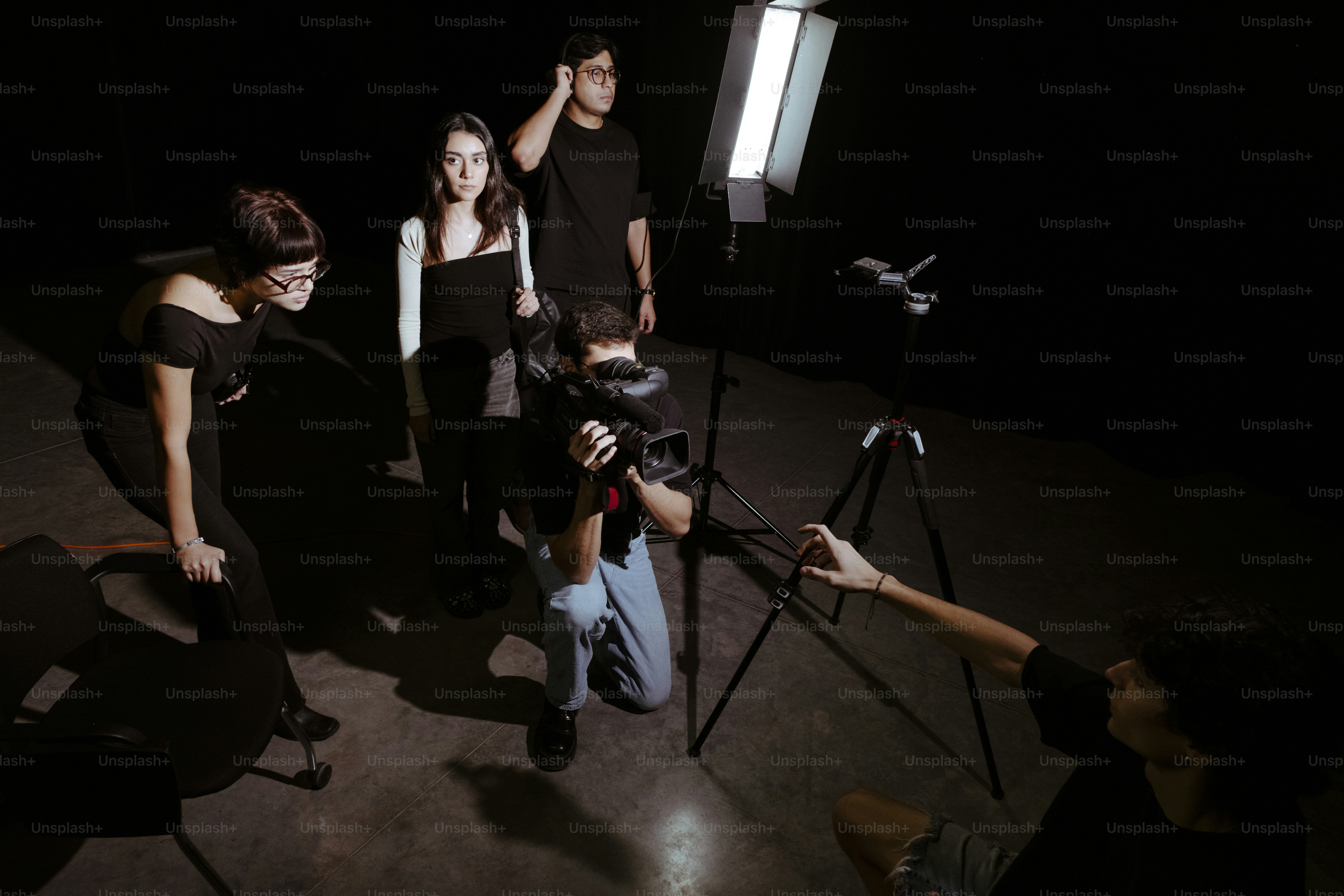 Filming a person in a studio with lights. photo – Bts Image on Unsplash