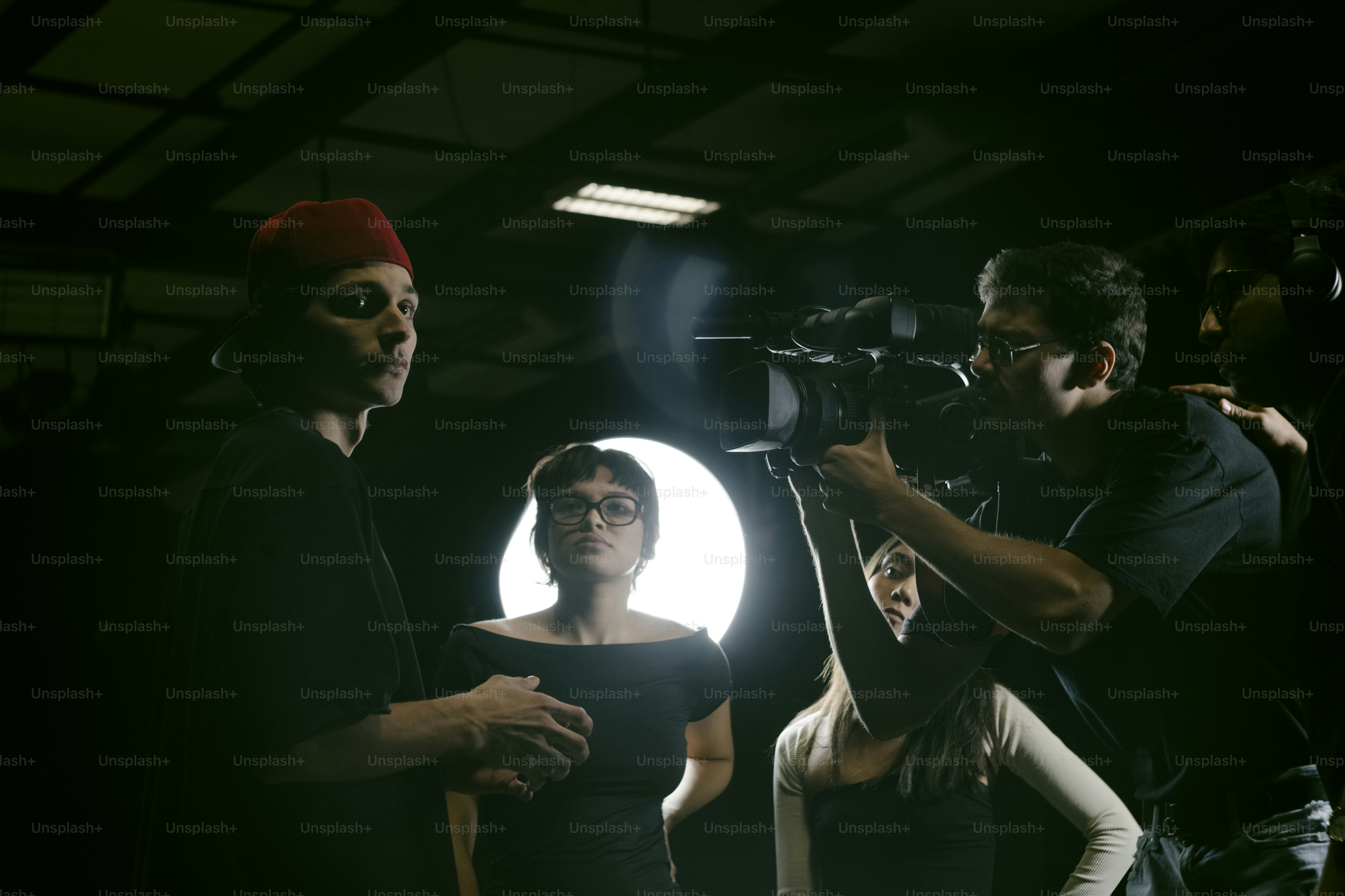 Girare una scena con una telecamera e una troupe