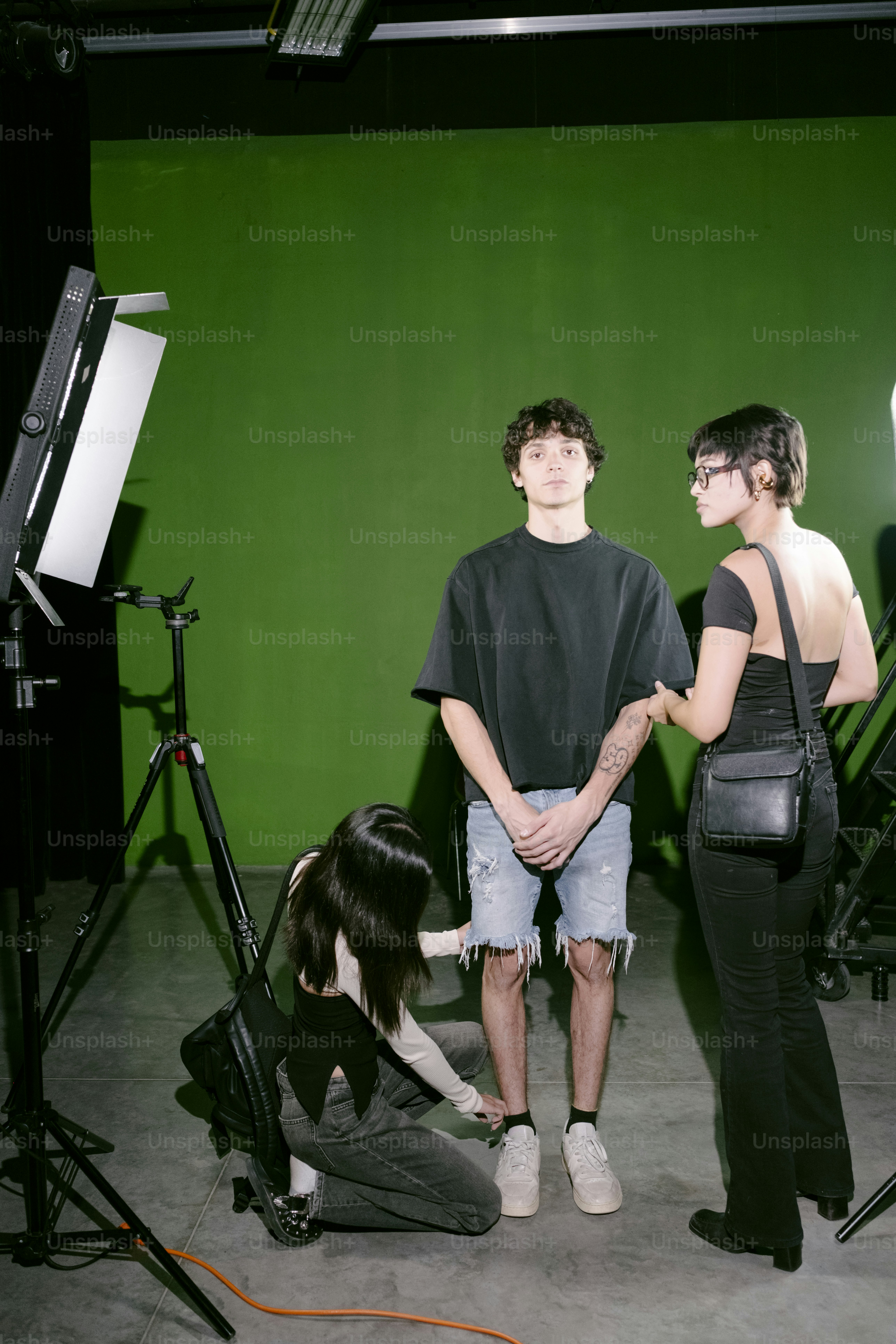 Filming a person in a studio with lights. photo – Bts Image on Unsplash