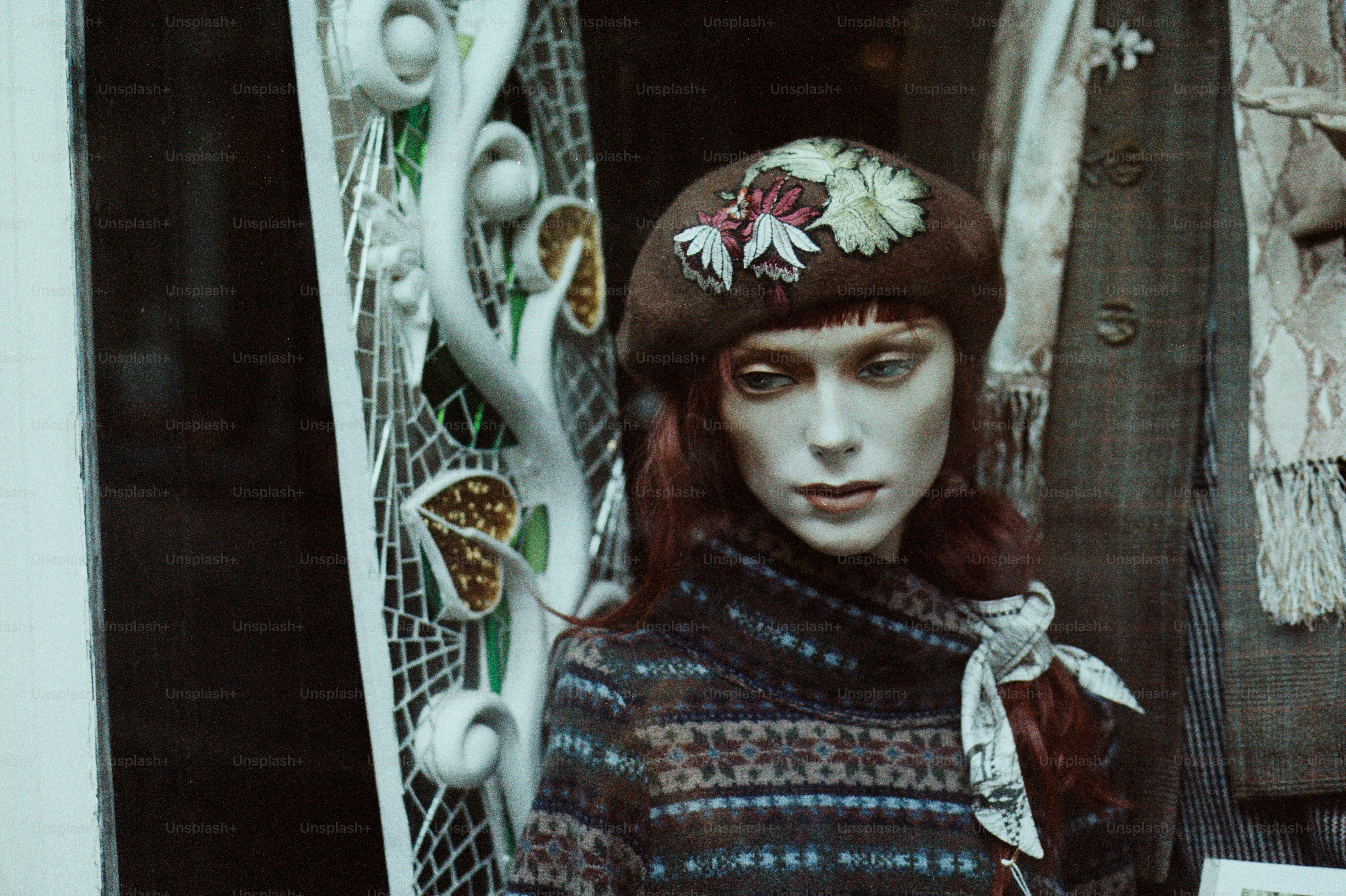 Femme en béret et pull à motifs a l’air pensive