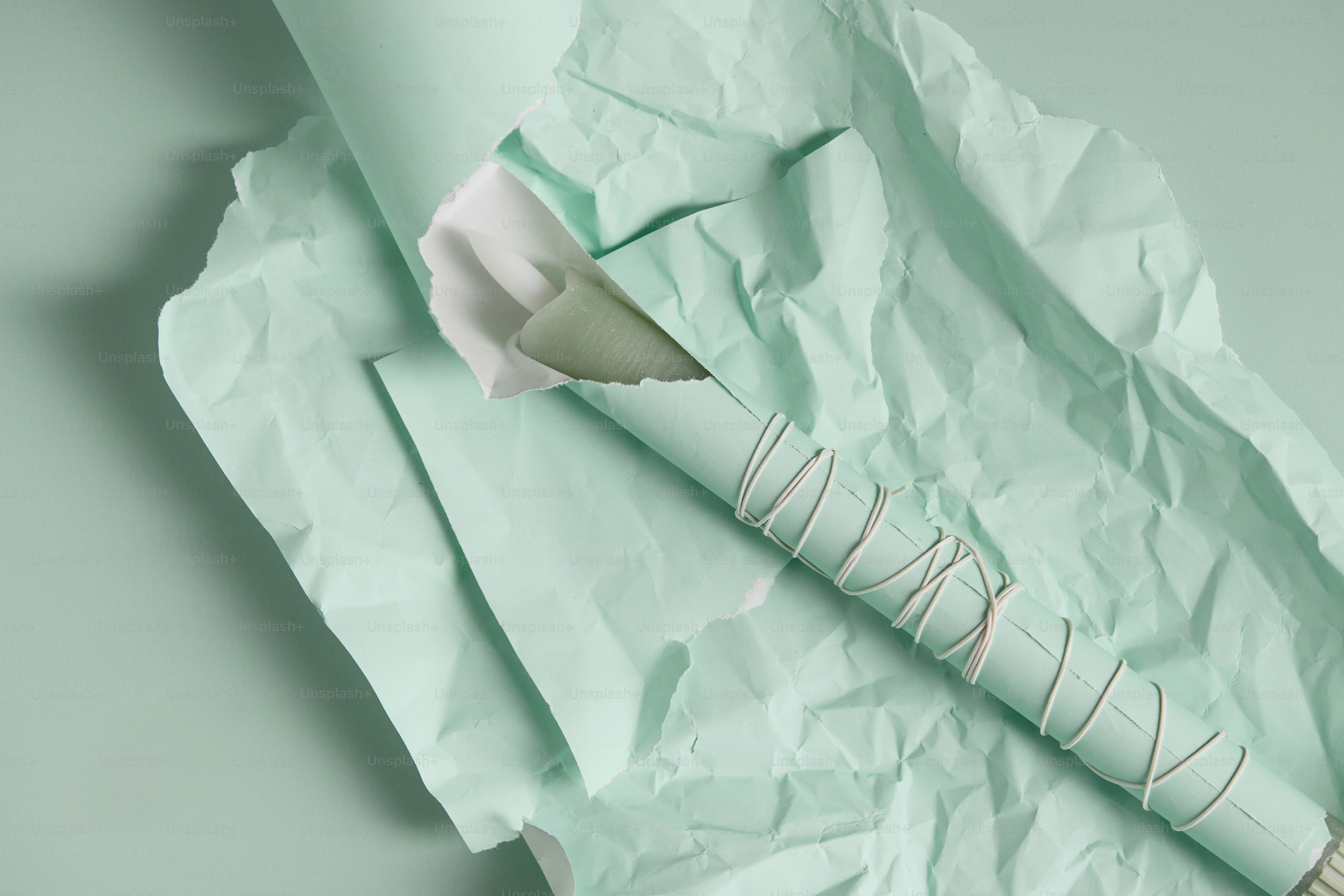 Salbeibündel, eingewickelt in hellgrünes Papier